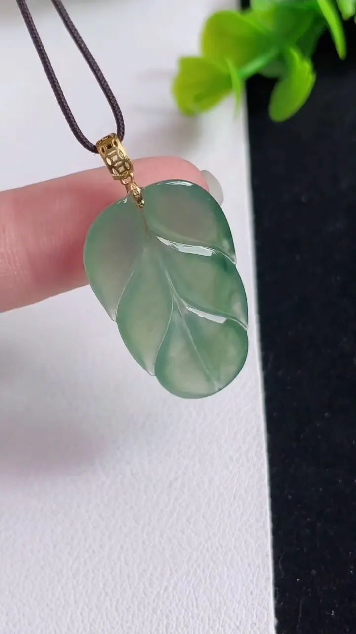 天然A货翡翠金枝玉叶 叶子吊坠，尺寸28.3-17-3.6，重:3.35g
3月25日