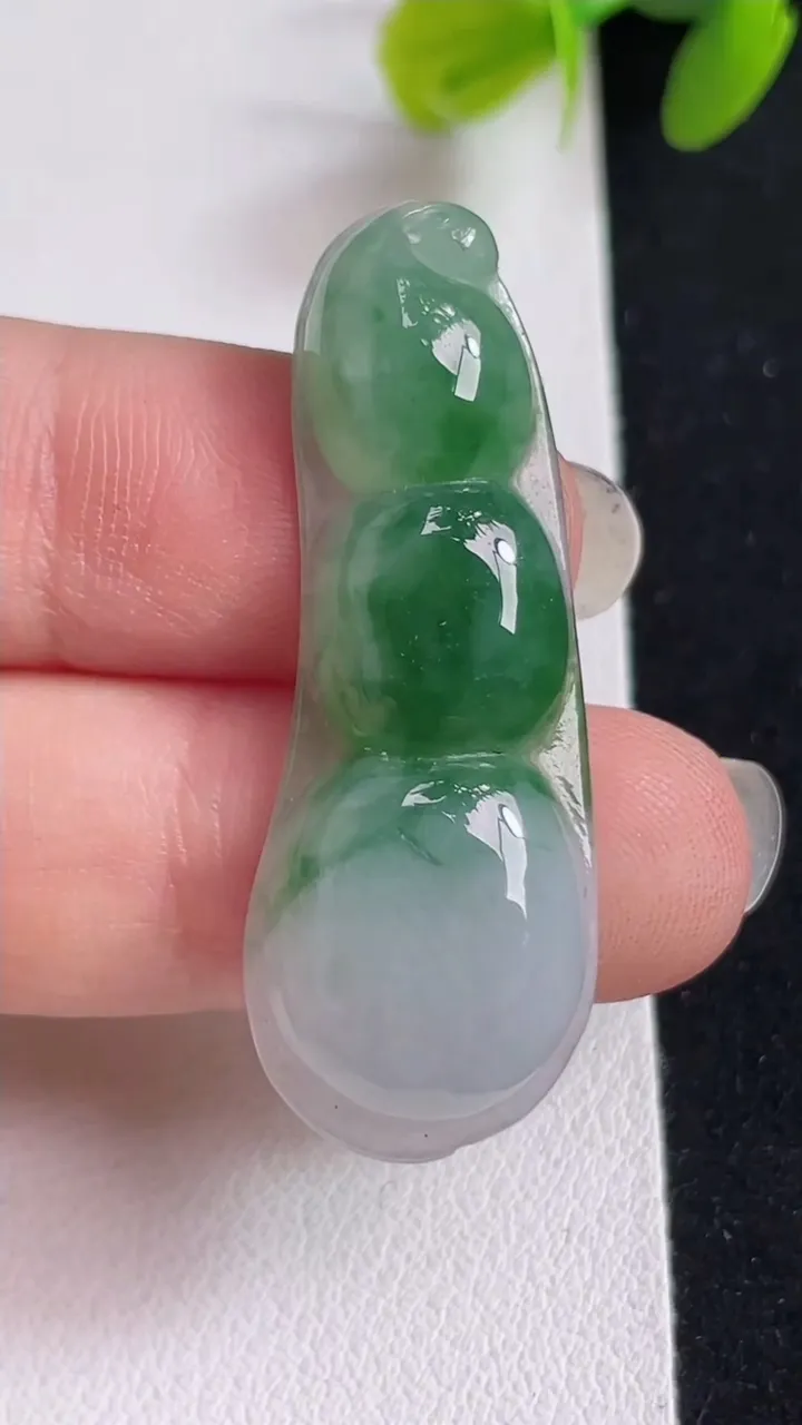天然A货翡翠福豆吊坠，尺寸40-15-5.4，重:5.07g
3月25日