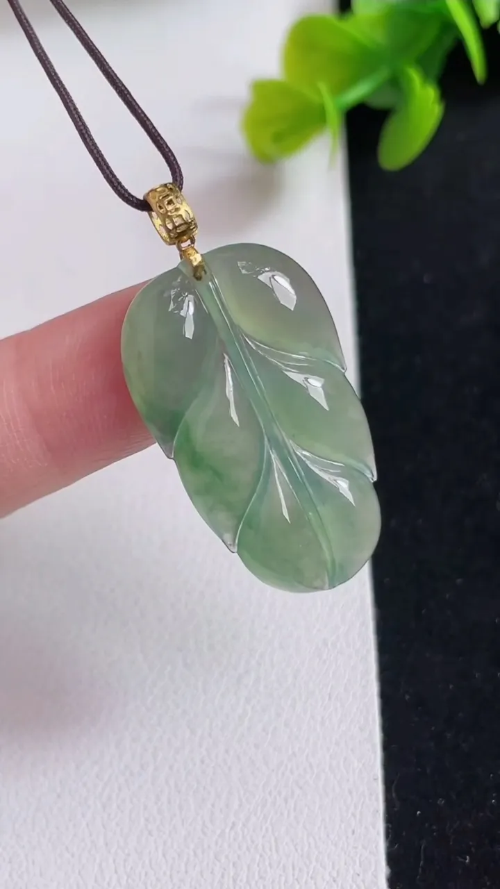 天然A货翡翠金枝玉叶 叶子吊坠，尺寸28.3-17-3.6，重:3.35g
3月25日