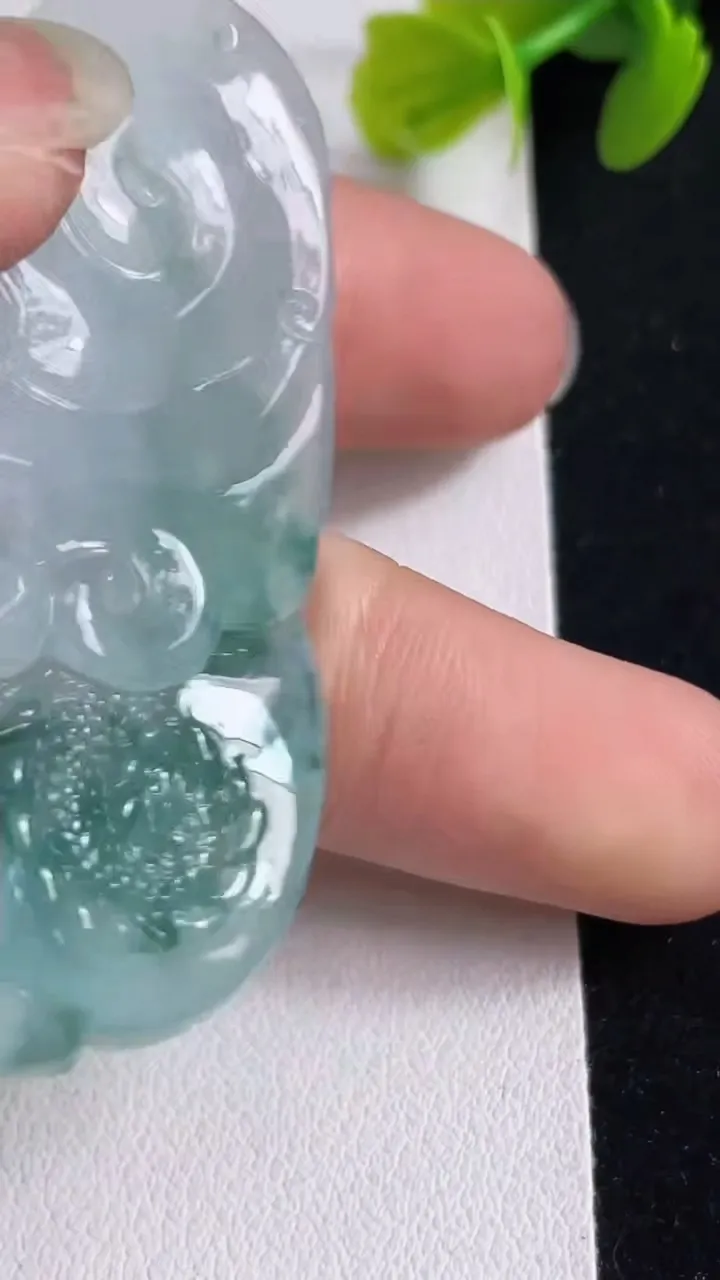 天然A货翡翠飘花龙牌吊坠，尺寸58-36-7，重:25.08g
3月25日