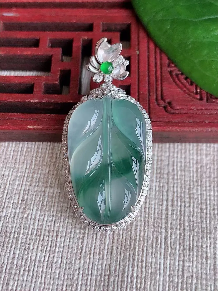 天然A货翡翠18K金伴钻镶嵌飘花叶子金枝玉叶吊坠 尺寸37.7×17.7×8.6裸石24.5×15.
