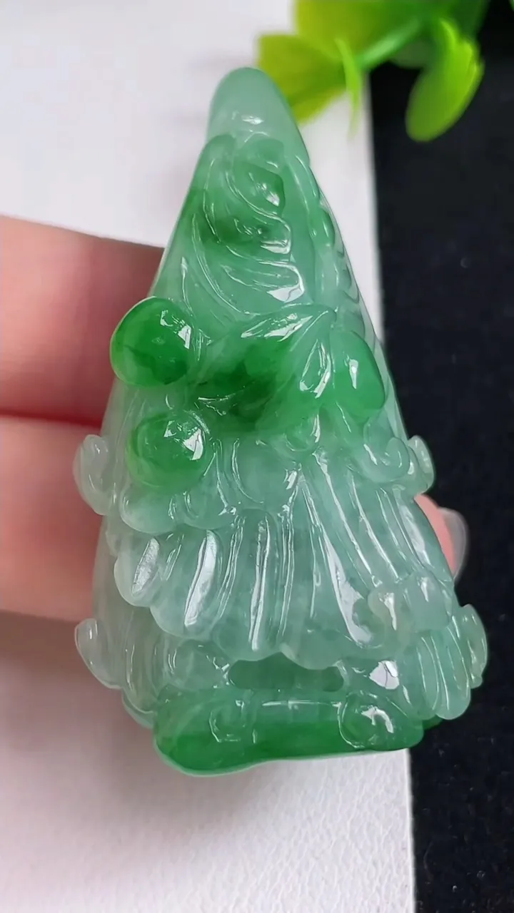 天然A货翡翠白菜吊坠，尺寸52.2-29.4-13.5，重:30.67g
3月25日