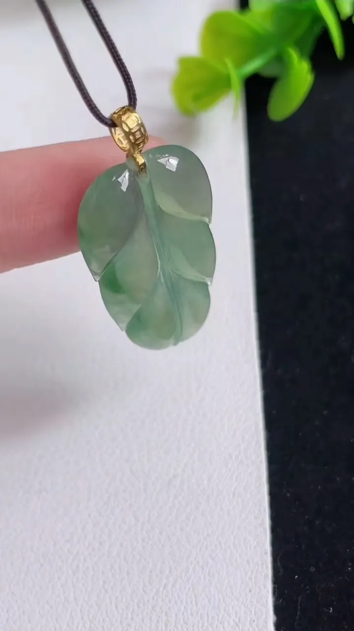 天然A货翡翠金枝玉叶 叶子吊坠，尺寸28.3-17-3.6，重:3.35g
3月25日