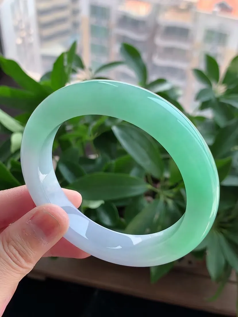 天然A货翡翠飘绿厚装正装正圈手镯60-61大圈口尺寸60×12×10.5mm 重量80.62g 0322