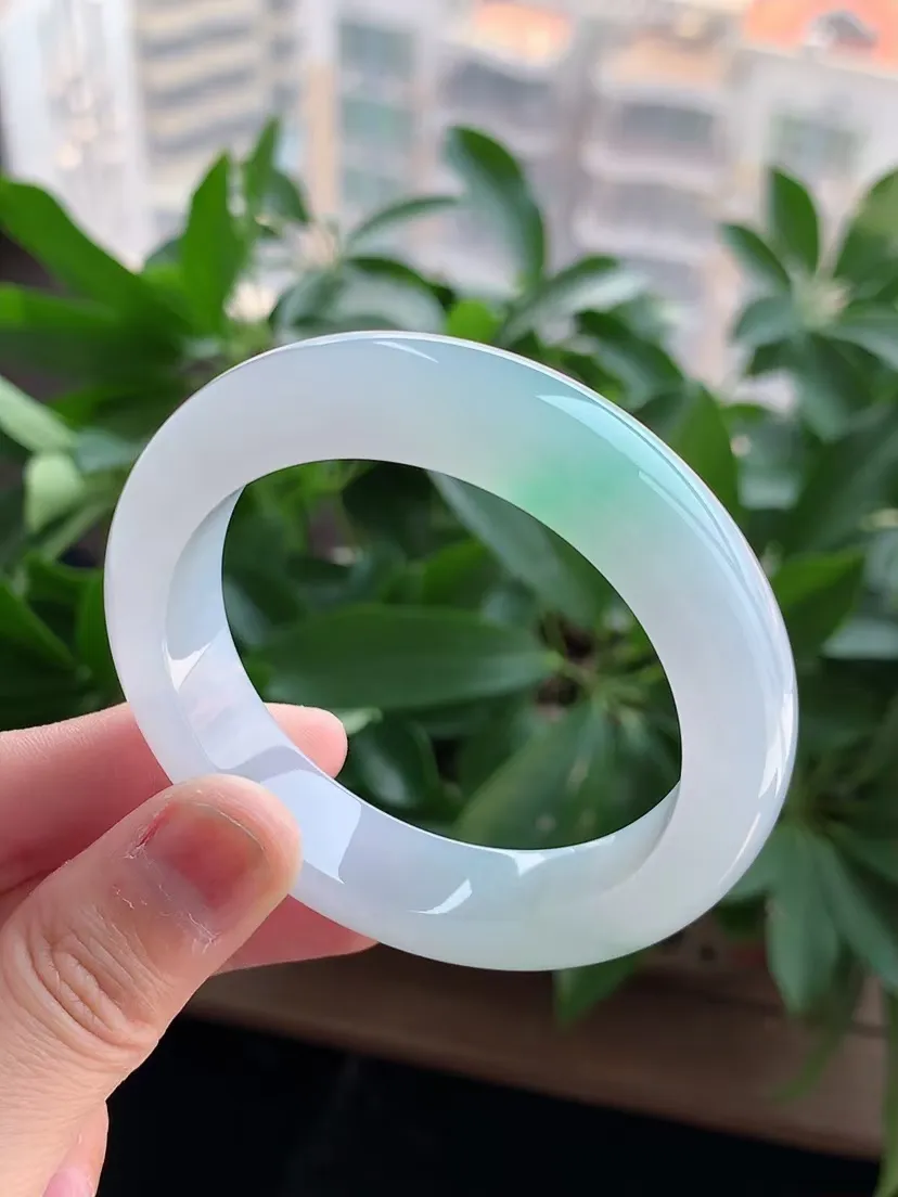 天然A货翡翠飘绿正装正圈手镯51-52小圈口尺寸51.4×12.4×8mm 重量58.64g 0322