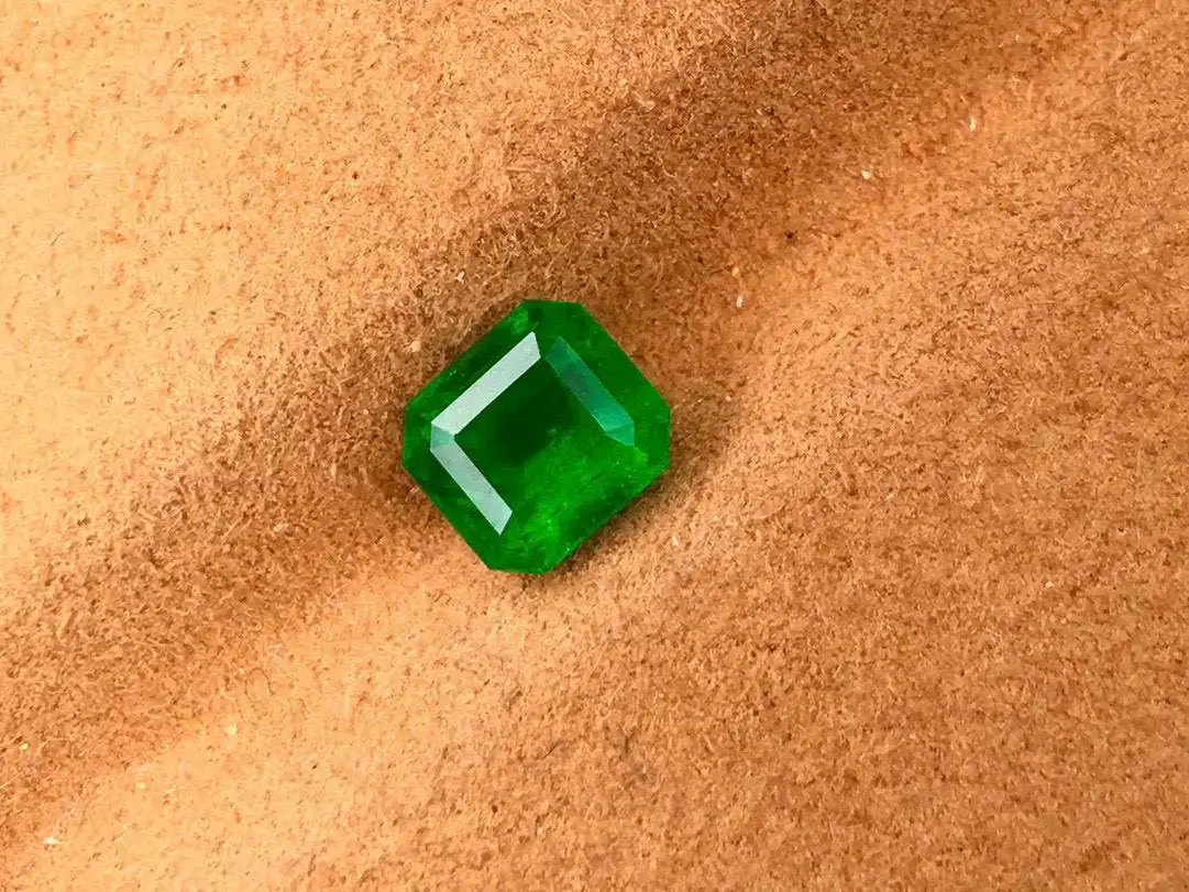 天然沃顿祖母绿裸石 重量: 1.13ct  规格: 6.31*5.74*4.50