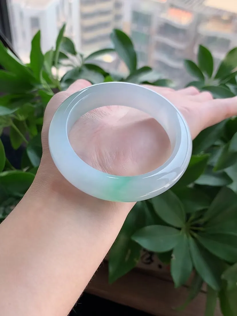 天然A货翡翠飘绿正装正圈手镯51-52小圈口尺寸51.4×12.4×8mm 重量58.64g 0322