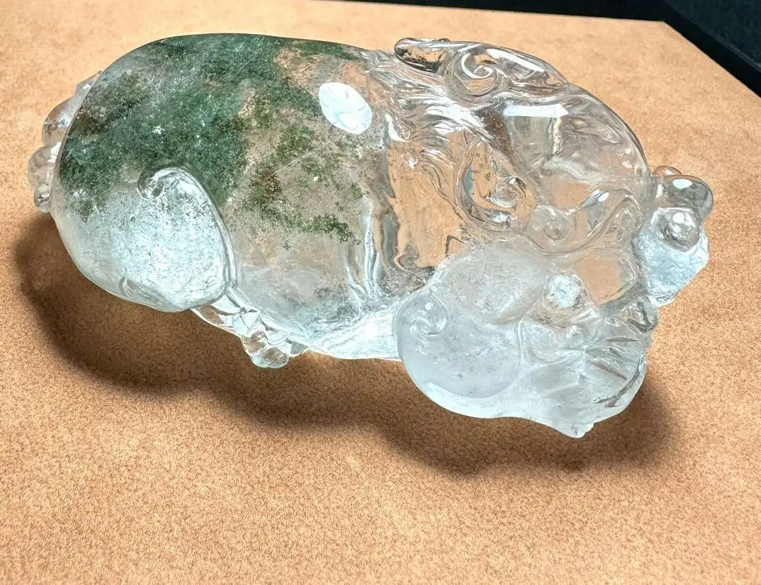 天然水晶老矿翠绿色绿幽灵聚宝盆貔貅吊坠，摆件，手把件，翠绿色颜色，晶体通透造型饱满圆润，貔貅能纳八方财，绿幽灵助事业，佩戴招财，财源滚滚来，尺寸：133，71，62mm，裸石：718.5克。