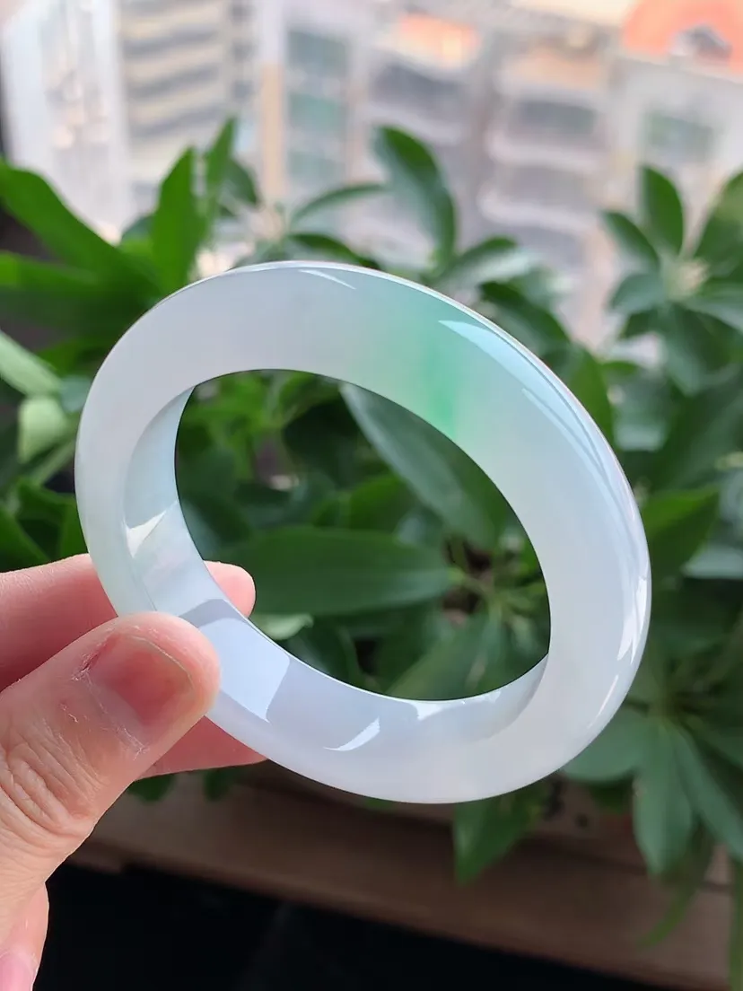 天然A货翡翠飘绿正装正圈手镯51-52小圈口尺寸51.4×12.4×8mm 重量58.64g 032
