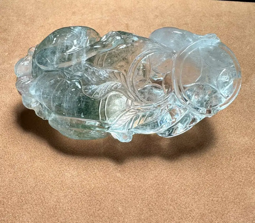 天然水晶老矿翠绿色绿幽灵聚宝盆貔貅吊坠，摆件，手把件，翠绿色颜色，晶体通透造型饱满圆润，貔貅能纳八方财，绿幽灵助事业，佩戴招财，财源滚滚来，尺寸：133，71，62mm，裸石：718.5克。