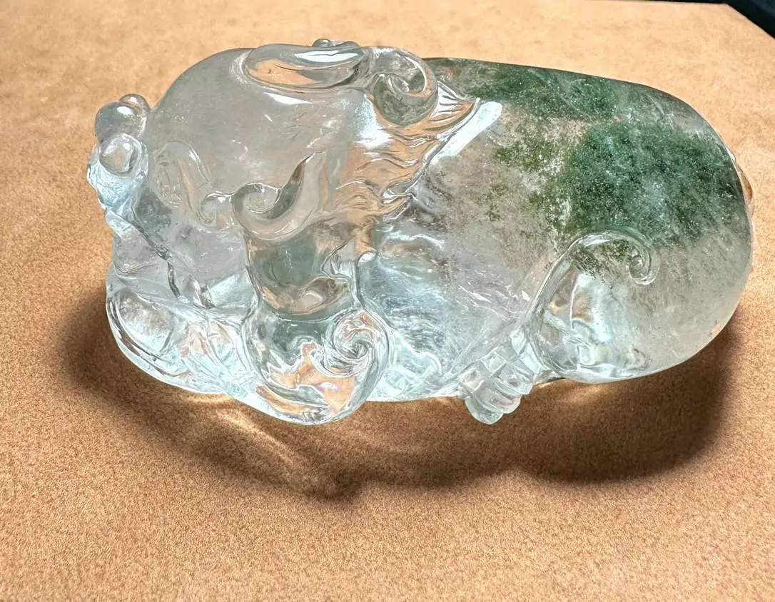 天然水晶老矿翠绿色绿幽灵聚宝盆貔貅吊坠，摆件，手把件，翠绿色颜色，晶体通透造型饱满圆润，貔貅能纳八方财，绿幽灵助事业，佩戴招财，财源滚滚来，尺寸：133，71，62mm，裸石：718.5克。