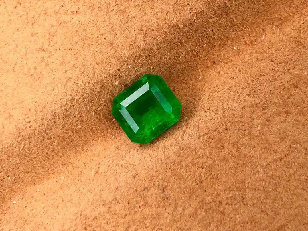 天然沃顿祖母绿裸石 重量: 1.13ct  规格: 6.31*5.74*4.50