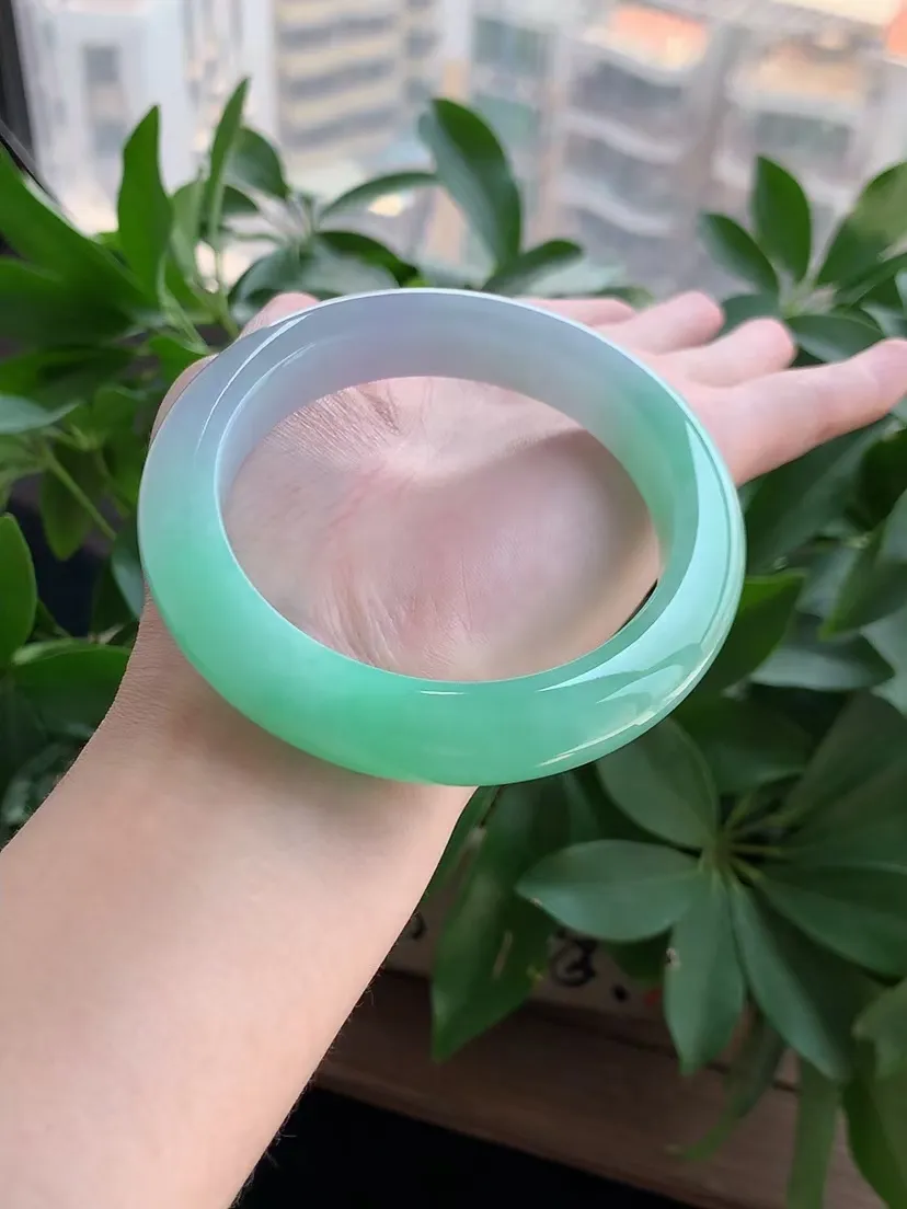 天然A货翡翠飘绿厚装正装正圈手镯60-61大圈口尺寸60×12×10.5mm 重量80.62g 0322