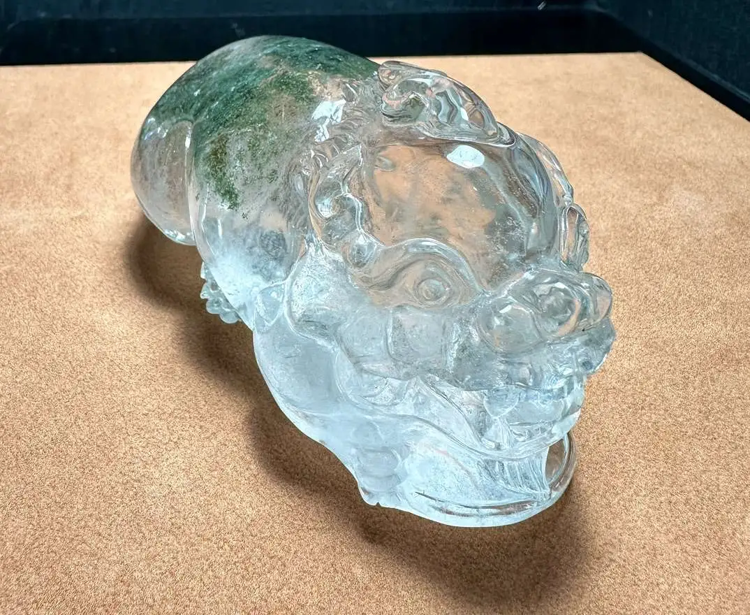 天然水晶老矿翠绿色绿幽灵聚宝盆貔貅吊坠，摆件，手把件，翠绿色颜色，晶体通透造型饱满圆润，貔貅能纳八方财，绿幽灵助事业，佩戴招财，财源滚滚来，尺寸：133，71，62mm，裸石：718.5克。