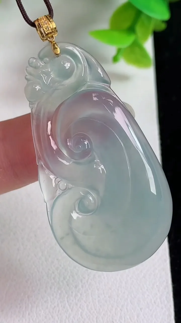天然A货翡翠白冰如意吊坠，尺寸42.7-23-4.8，重量:6.86g
3月27日