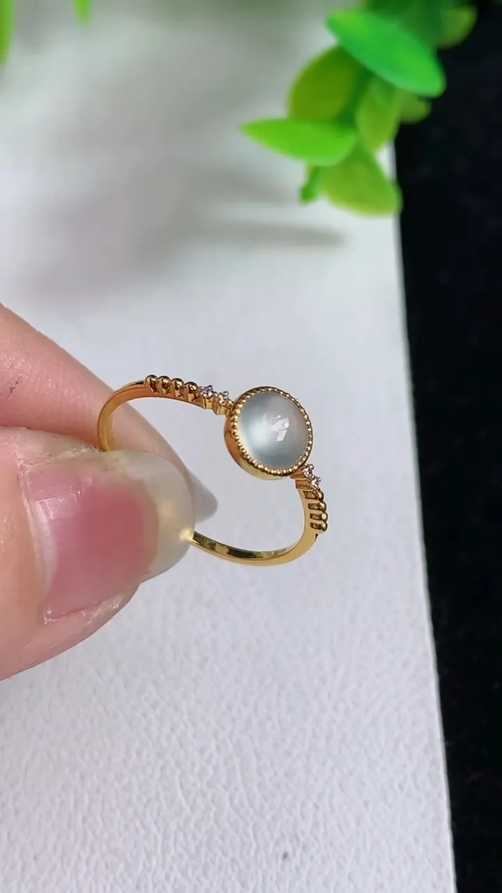 天然A货翡翠白冰蛋面戒指，尺寸16.6-6.4，重量:1.04g2025年3月27日
工厂直销收藏佳品,种好水足，色泽均匀，有种有色，上手高大气！
