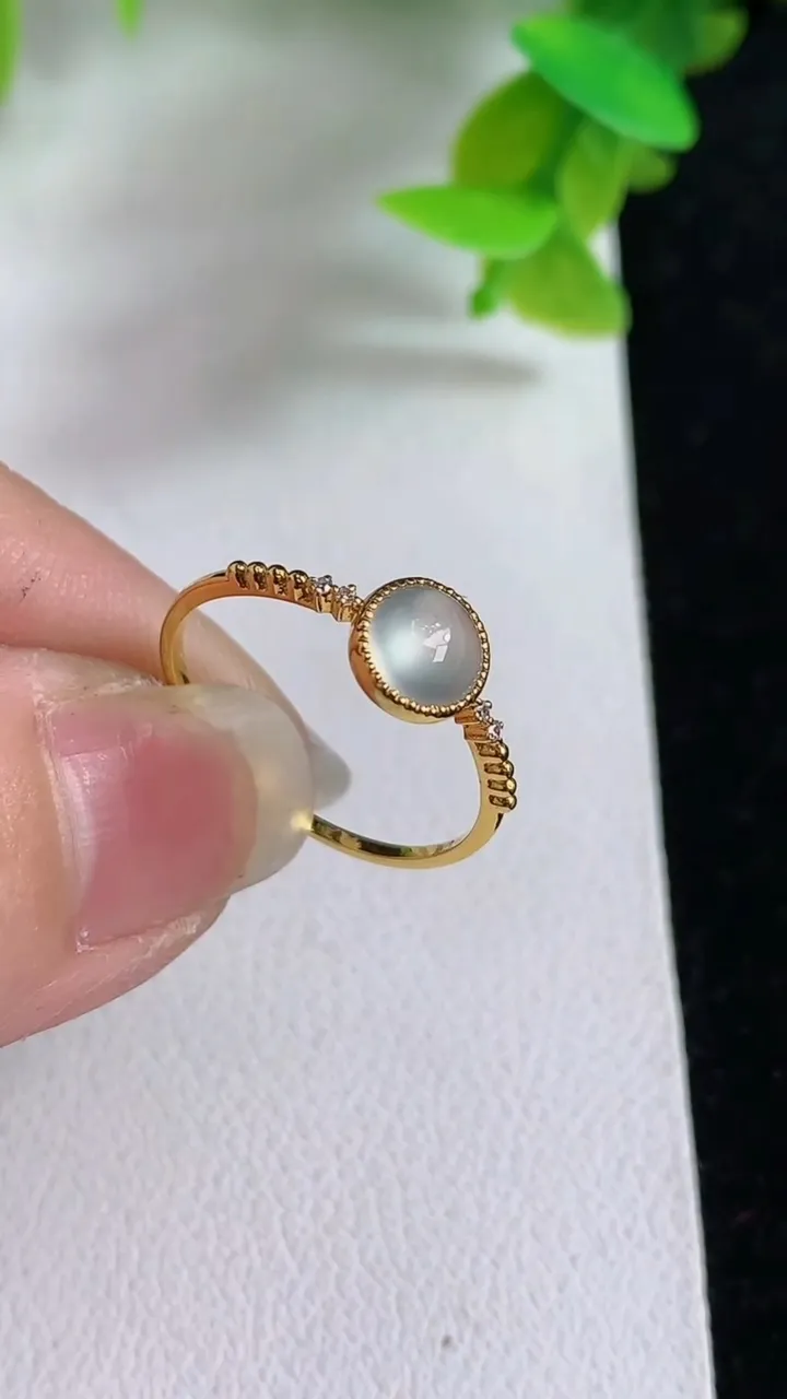 天然A货翡翠白冰蛋面戒指，尺寸16.6-6.4，重量:1.04g2025年3月27日
工厂直销收藏佳