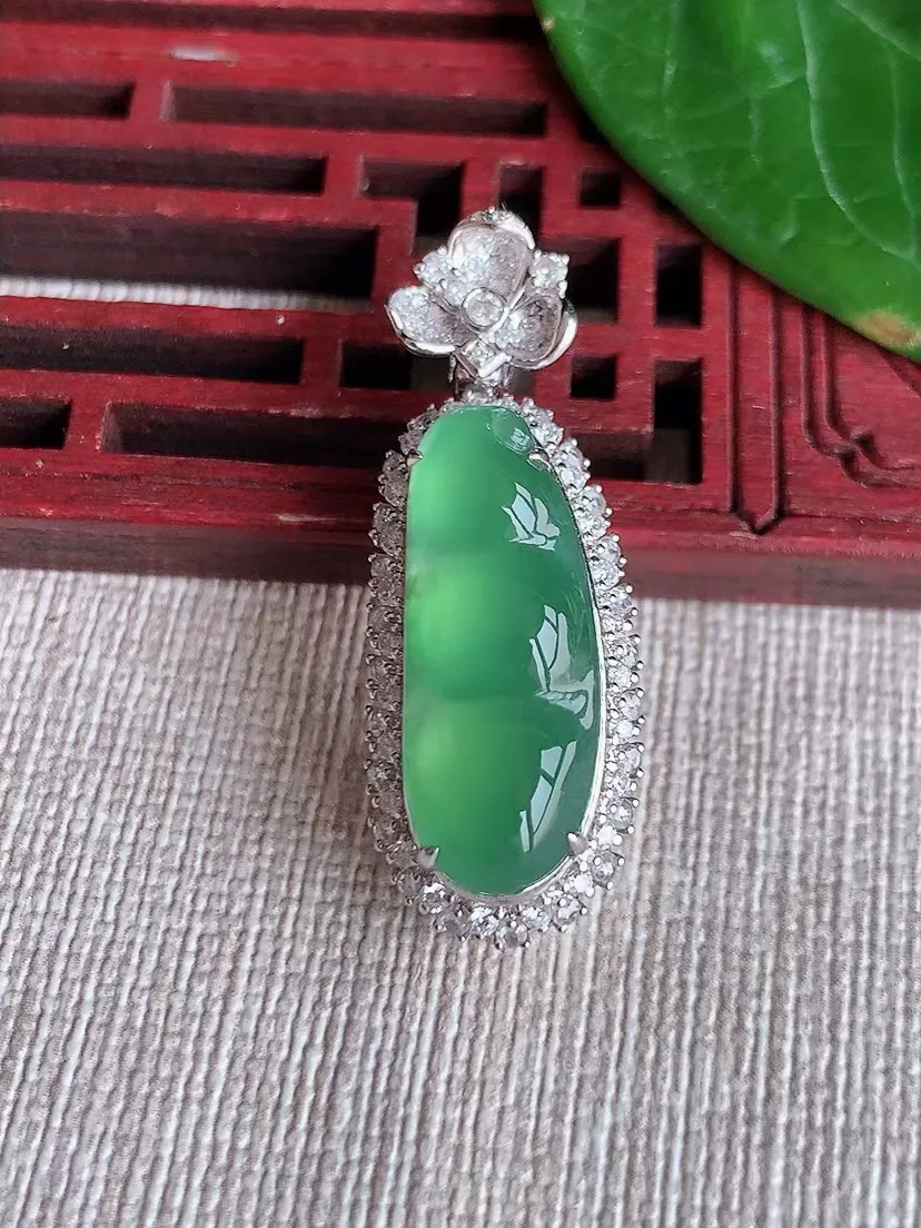 天然A货翡翠18K金伴钻镶嵌满绿四季豆福豆平安豆吊坠尺寸34.7×12.7×11.5裸石22.2×8.5m量6.54g 0325