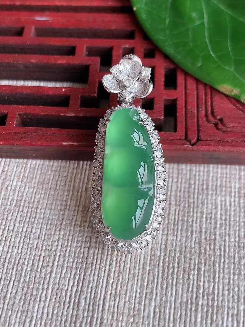 天然A货翡翠18K金伴钻镶嵌满绿四季豆福豆平安豆吊坠尺寸34.7×12.7×11.5裸石22.2×8.5m量6.54g 0325