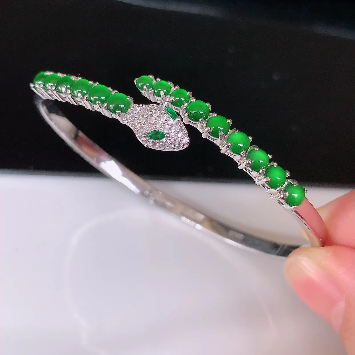自然光实拍，冰透满绿翡翠925银镶嵌手镯，自然光实拍，翠色灵动，颜色漂亮，种老水足，品相佳，佩戴佳品！#97.27内径58*47*宽6*厚4.5*裸石3.3