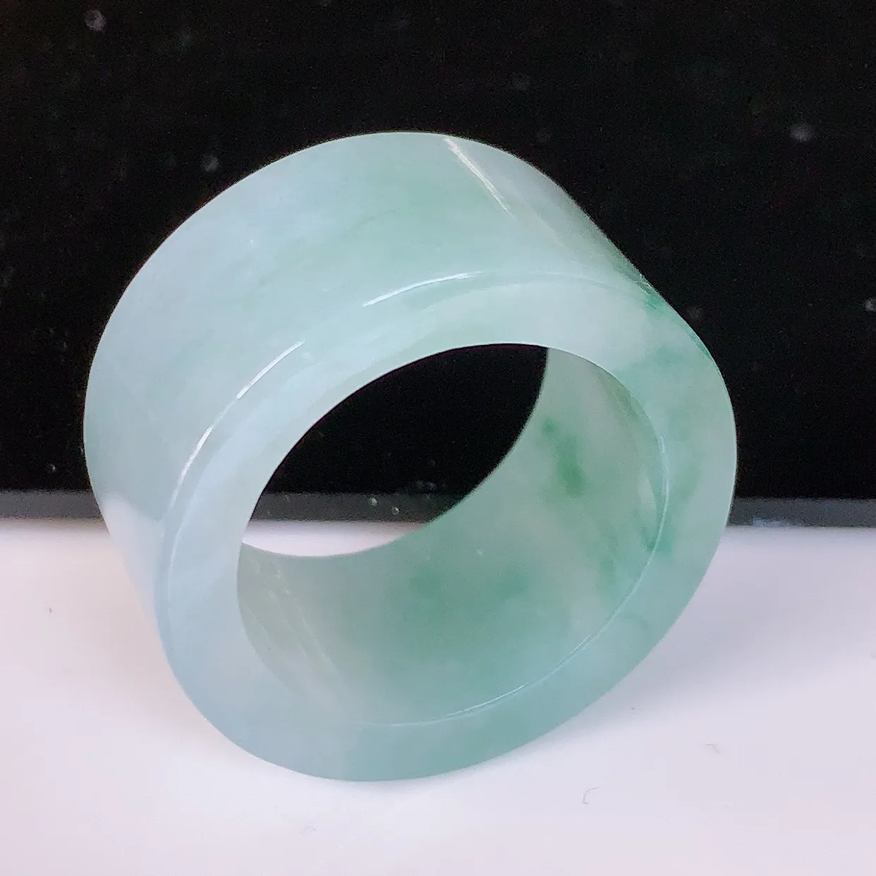 自然光实拍，22mm内径冰糯种飘花翡翠扳指，冰润指环，玉扳指，财源滚滚，玉质细腻起胶，圈口，种水好！#89.27