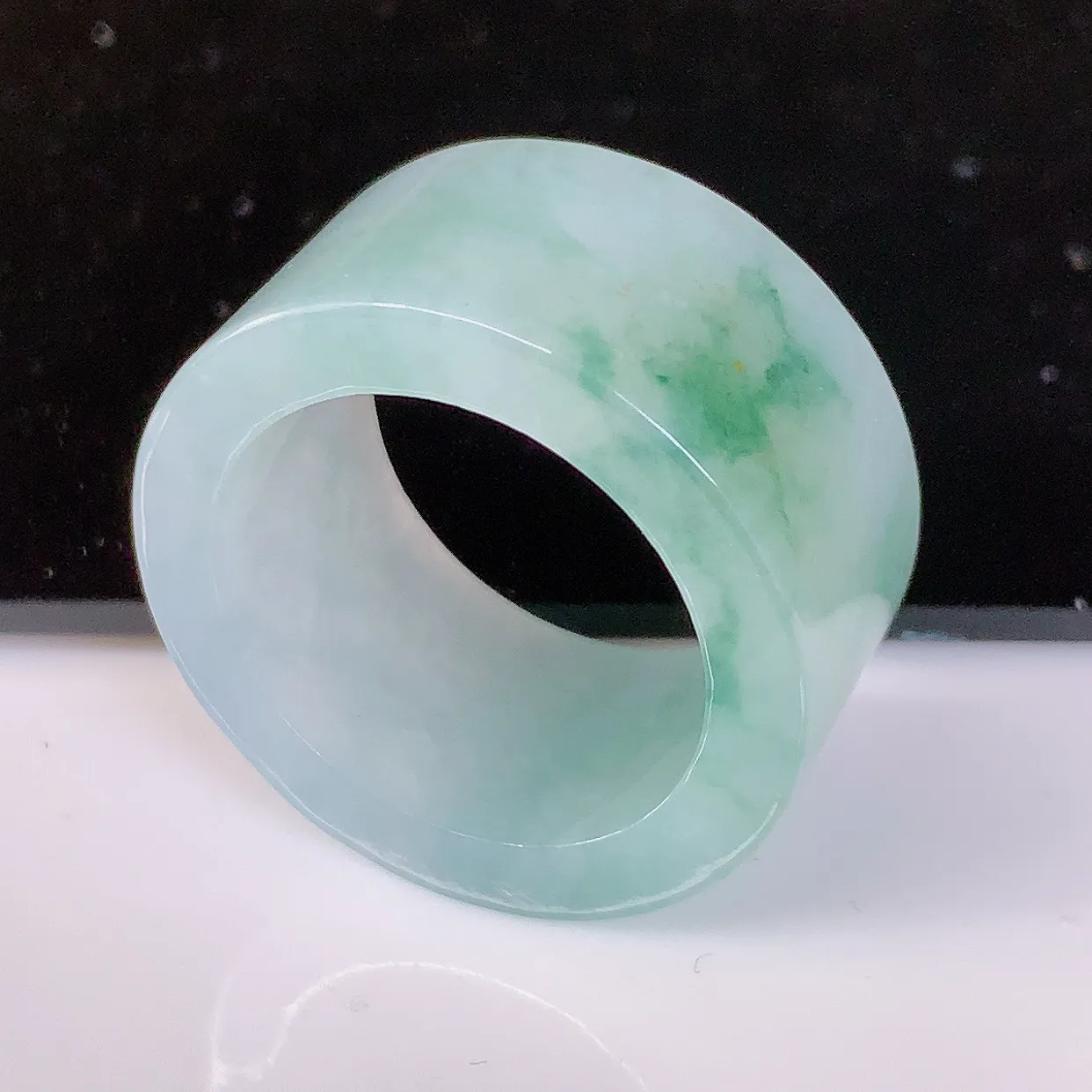 自然光实拍，22mm内径冰糯种飘花翡翠扳指，冰润指环，玉扳指，财源滚滚，玉质细腻起胶，圈口，种水好！#89.27