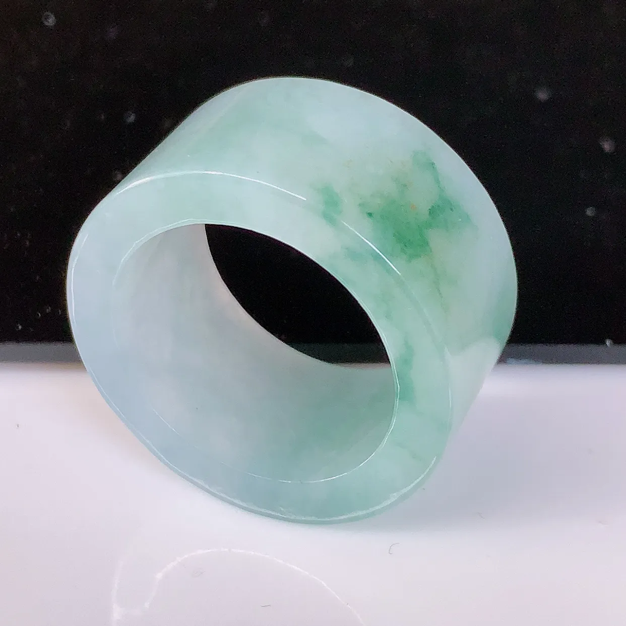 自然光实拍，22mm内径冰糯种飘花翡翠扳指，冰润指环，玉扳指，财源滚滚，玉质细腻起胶，圈口，种水好！#89.27