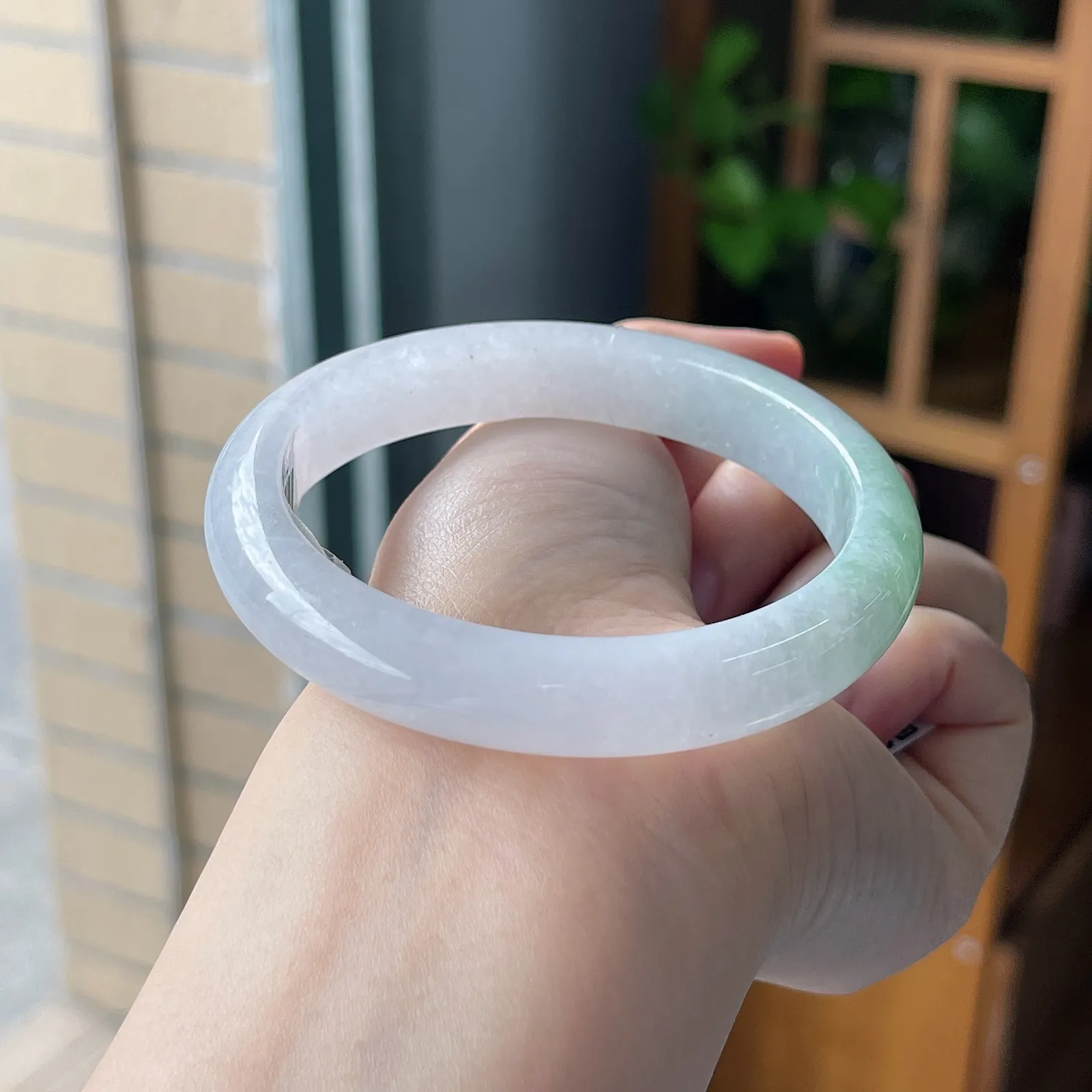 正圈59.1圈口，翡翠糯化种淡绿色手镯