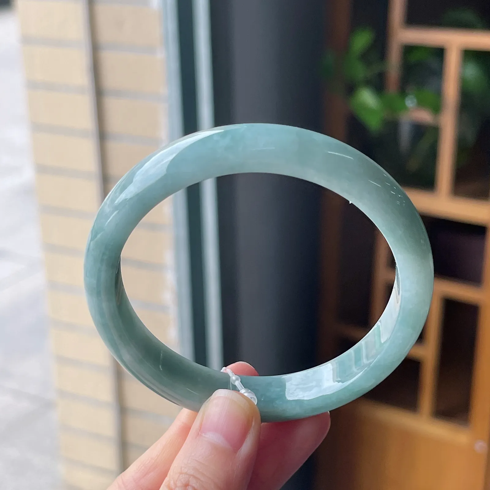 正圈61圈口，翡翠糯化种淡绿色手镯