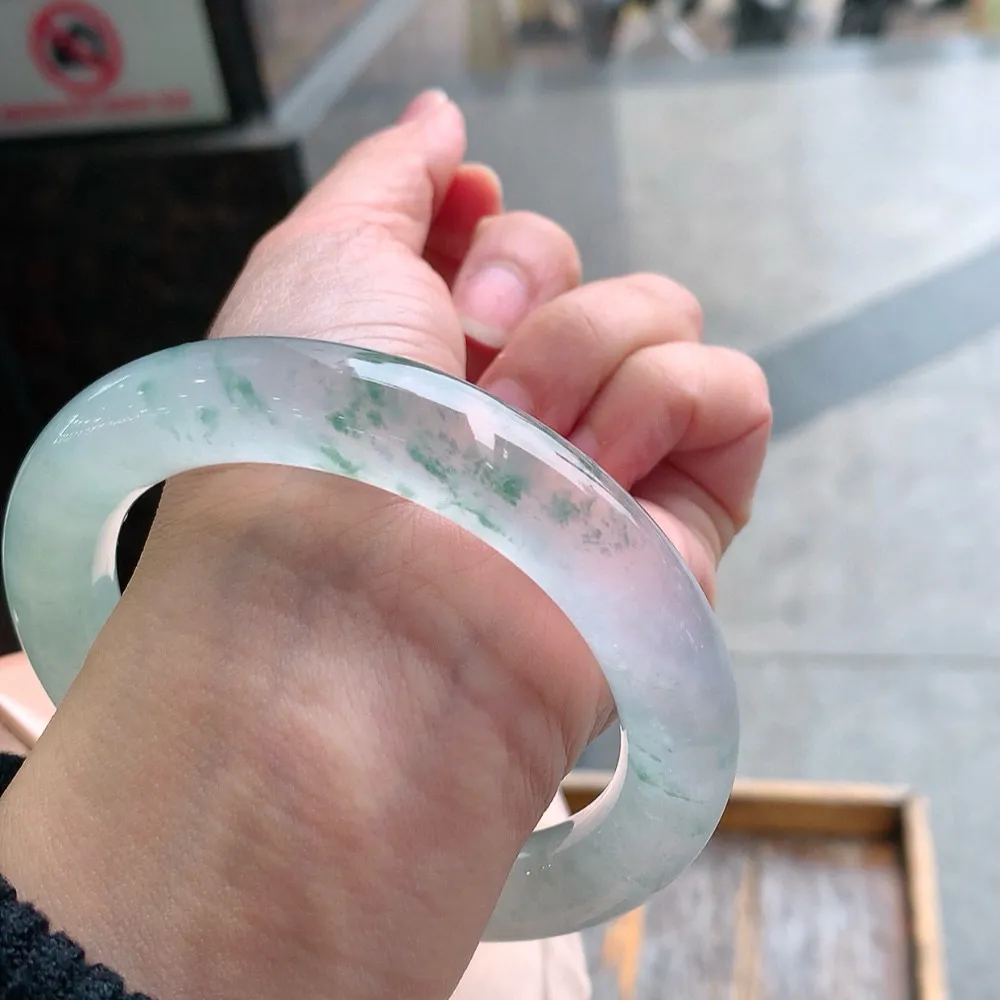 圆条玻璃种飘花 无瑕 尺寸:64.7/12.7 种水好 大圈口