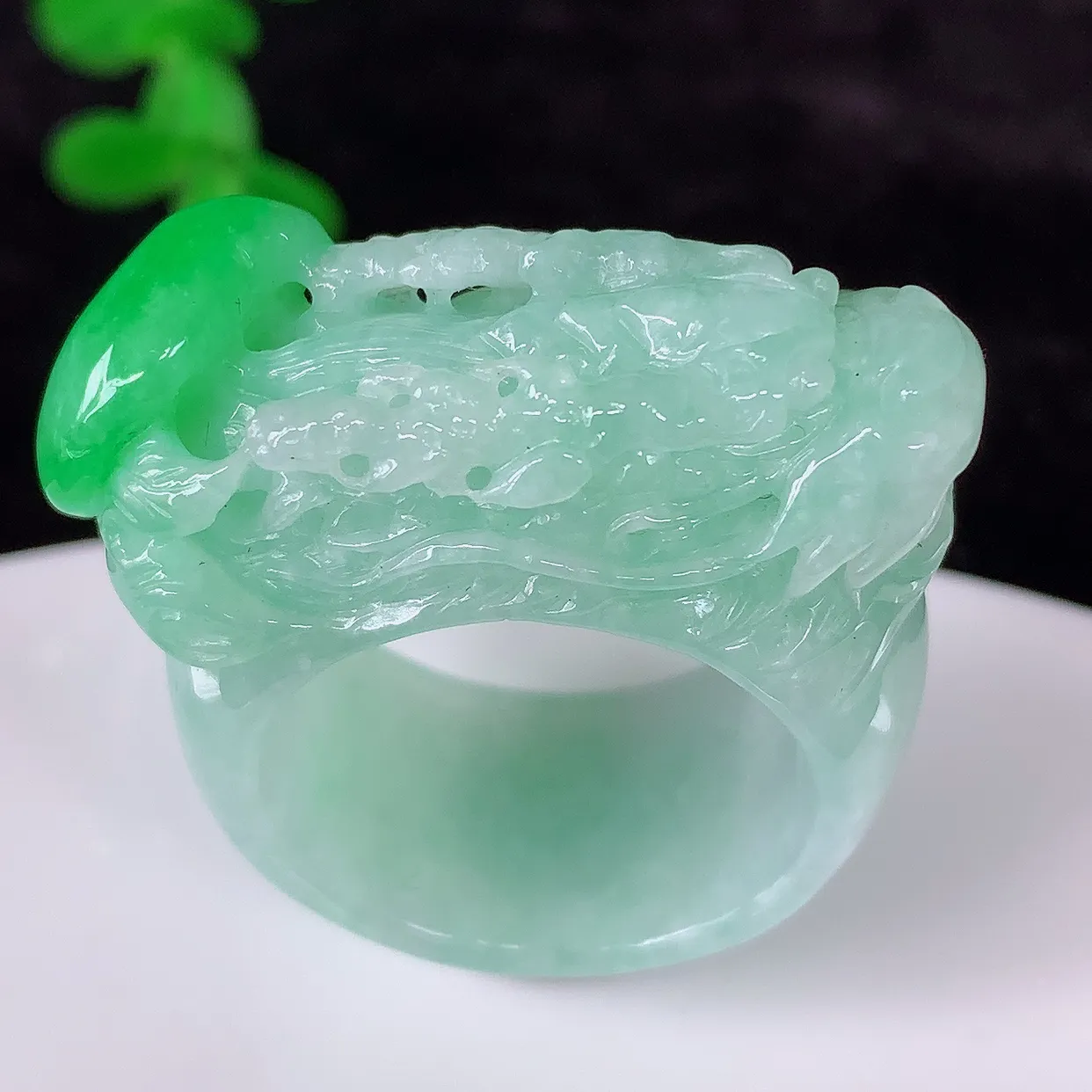 自然光实拍，冰润冰糯种飘阳绿龙头20mm内径翡翠扳指，冰润指环，玉扳指，财源滚滚，玉质细腻起胶，种水好！#1.1