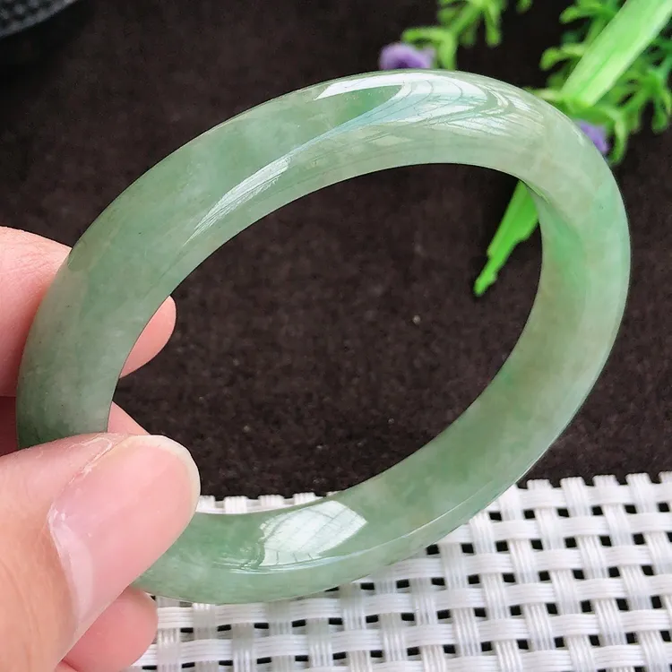 自然光，小圈口贵妃，老坑秀气温润满绿贵妃手镯，翡翠玉镯，玉质细腻，冰莹起胶，色泽鲜美，均匀靓丽，雕工精湛，意境优美，清秀灵气，高档大气，尺寸51.5/46/10/7.6