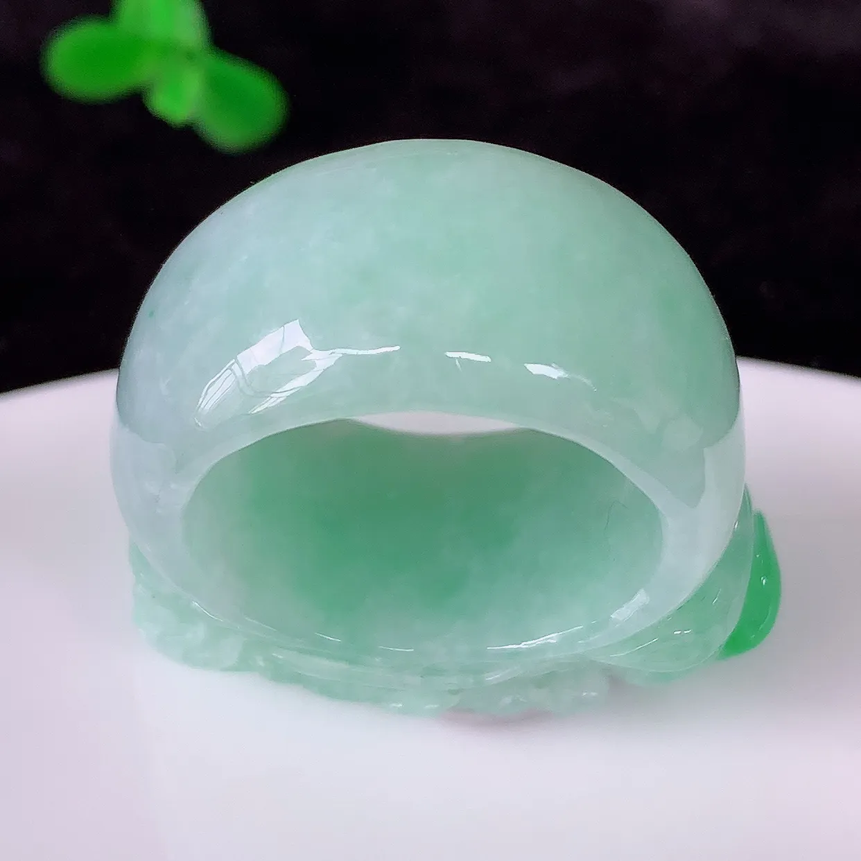 自然光实拍，冰润冰糯种飘阳绿龙头20mm内径翡翠扳指，冰润指环，玉扳指，财源滚滚，玉质细腻起胶，种水好！#1.1