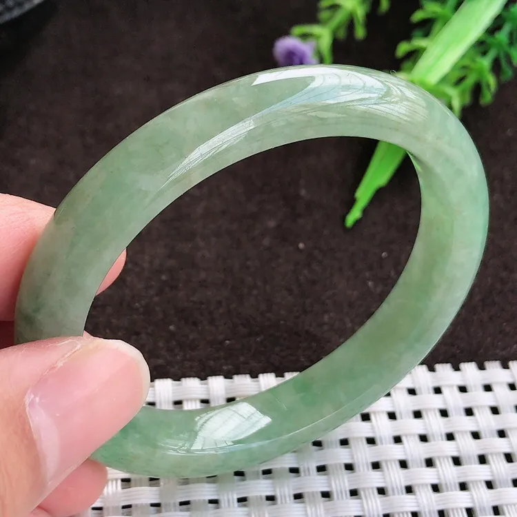 自然光，小圈口贵妃，老坑秀气温润满绿贵妃手镯，翡翠玉镯，玉质细腻，冰莹起胶，色泽鲜美，均匀靓丽，雕工精湛，意境优美，清秀灵气，高档大气，尺寸51.5/46/10/7.6