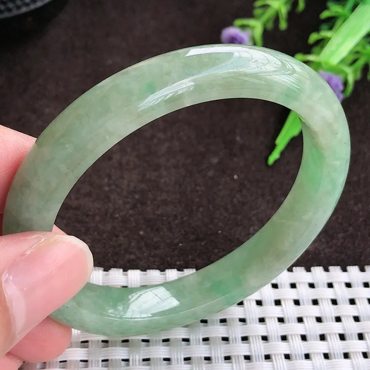 自然光，小圈口贵妃，老坑秀气温润满绿贵妃手镯，翡翠玉镯，玉质细腻，冰莹起胶，色泽鲜美，均匀靓丽，雕工精湛，意境优美，清秀灵气，高档大气，尺寸51.5/46/10/7.6