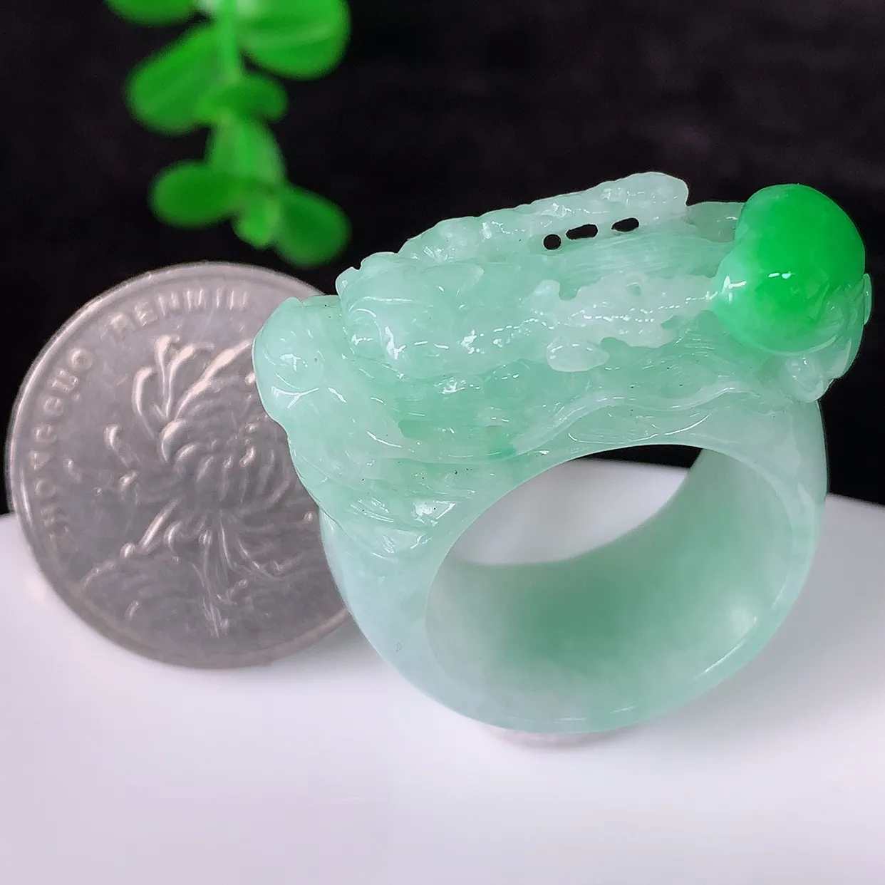 自然光实拍，冰润冰糯种飘阳绿龙头20mm内径翡翠扳指，冰润指环，玉扳指，财源滚滚，玉质细腻起胶，种水好！#1.1