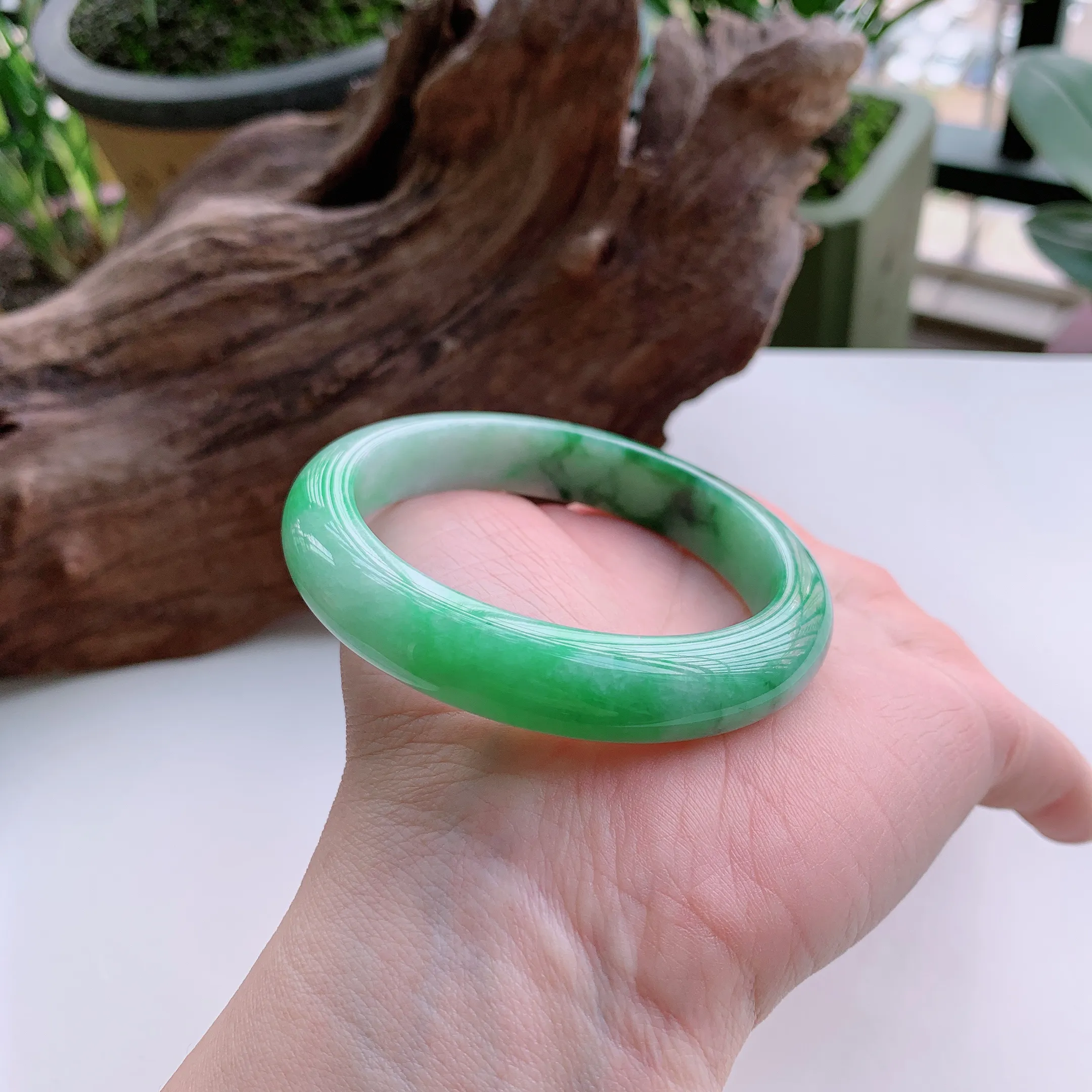 正圈55圈口，天然A货翡翠冰糯种春彩飘阳绿玉手镯，水润秀丽，飘花灵动，种水十足，视觉甜美可人，恰到好处的美，十分高雅耐看，条形优美，上手优雅大方。52.42