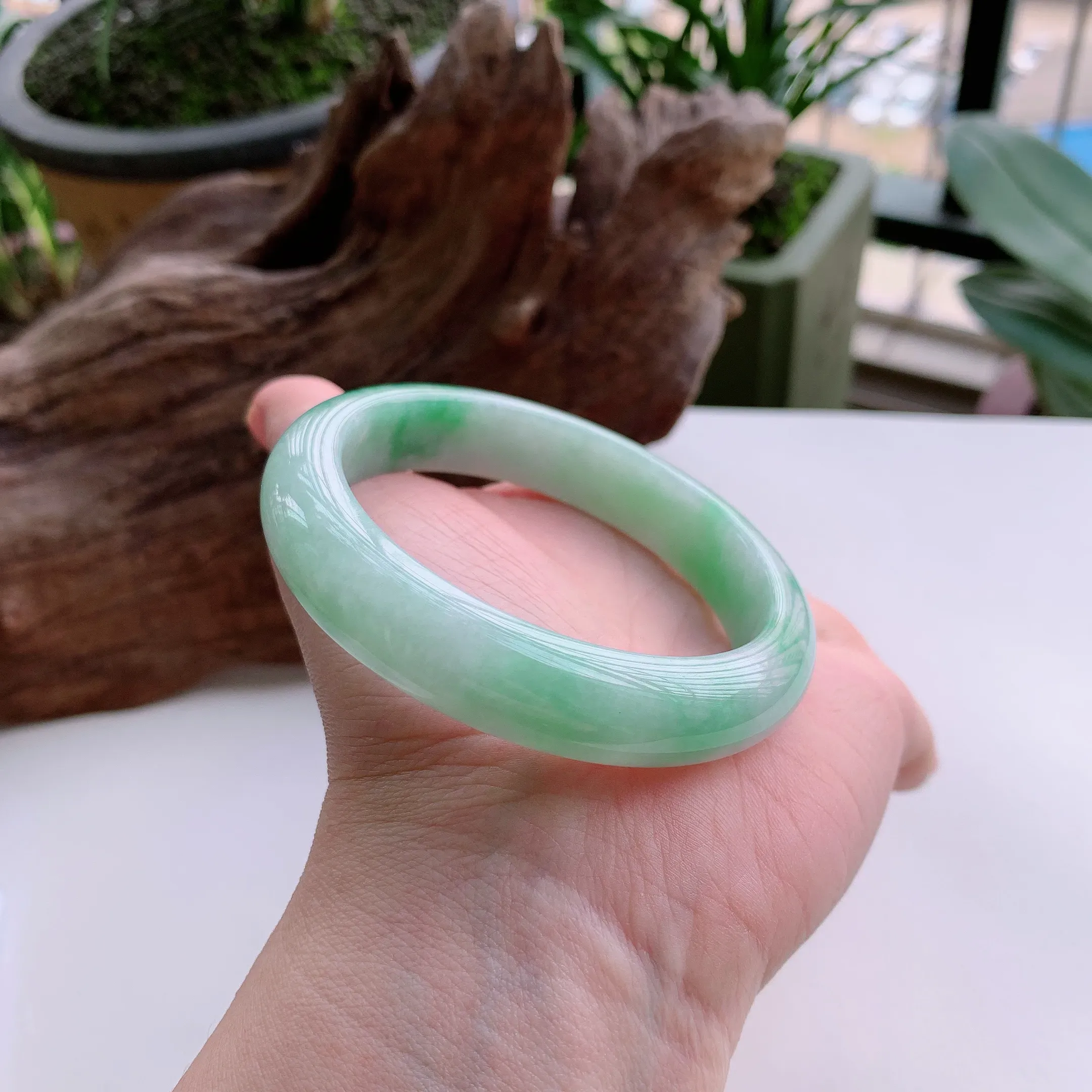 正圈57圈口，天然A货翡翠冰糯种春彩飘阳绿玉手镯，水润秀丽，飘花灵动，种水十足，视觉甜美可人，恰到好处的美，十分高雅耐看，条形优美，上手优雅大方。61.72
