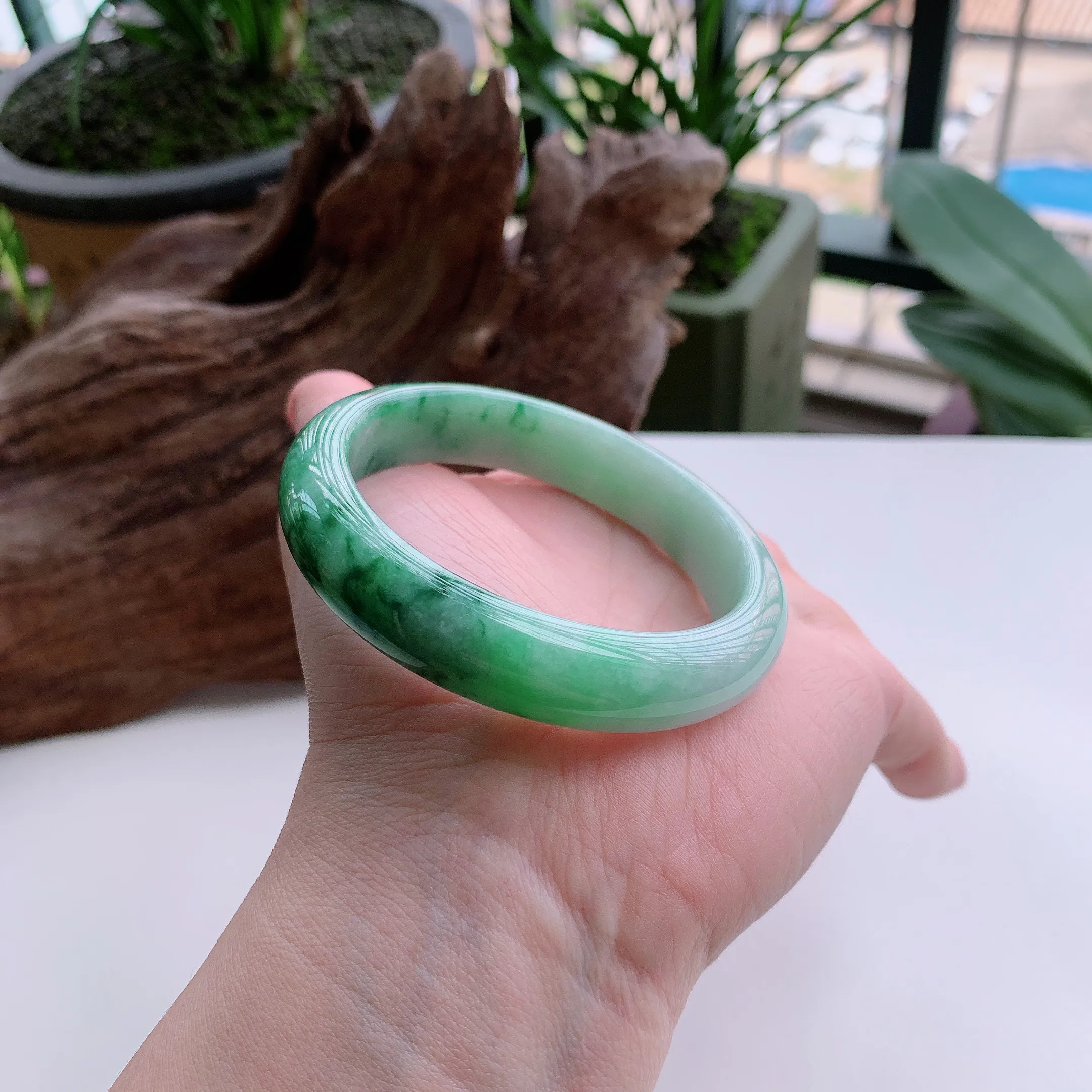 正圈55圈口，天然A货翡翠冰糯种春彩飘阳绿玉手镯，水润秀丽，飘花灵动，种水十足，视觉甜美可人，恰到好处的美，十分高雅耐看，条形优美，上手优雅大方。54.62