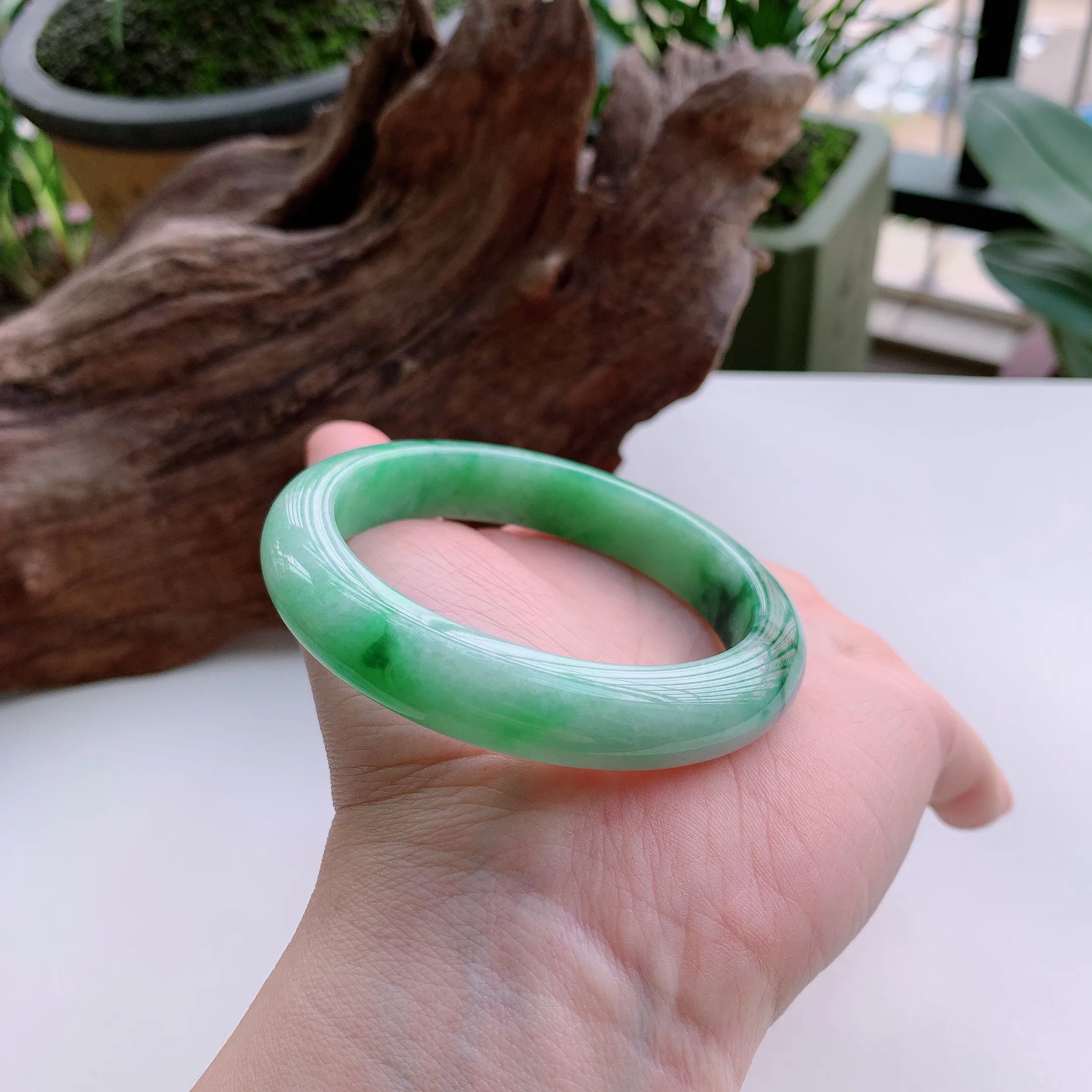 正圈55圈口，天然A货翡翠冰糯种春彩飘阳绿玉手镯，水润秀丽，飘花灵动，种水十足，视觉甜美可人，恰到好处的美，十分高雅耐看，条形优美，上手优雅大方。52.42