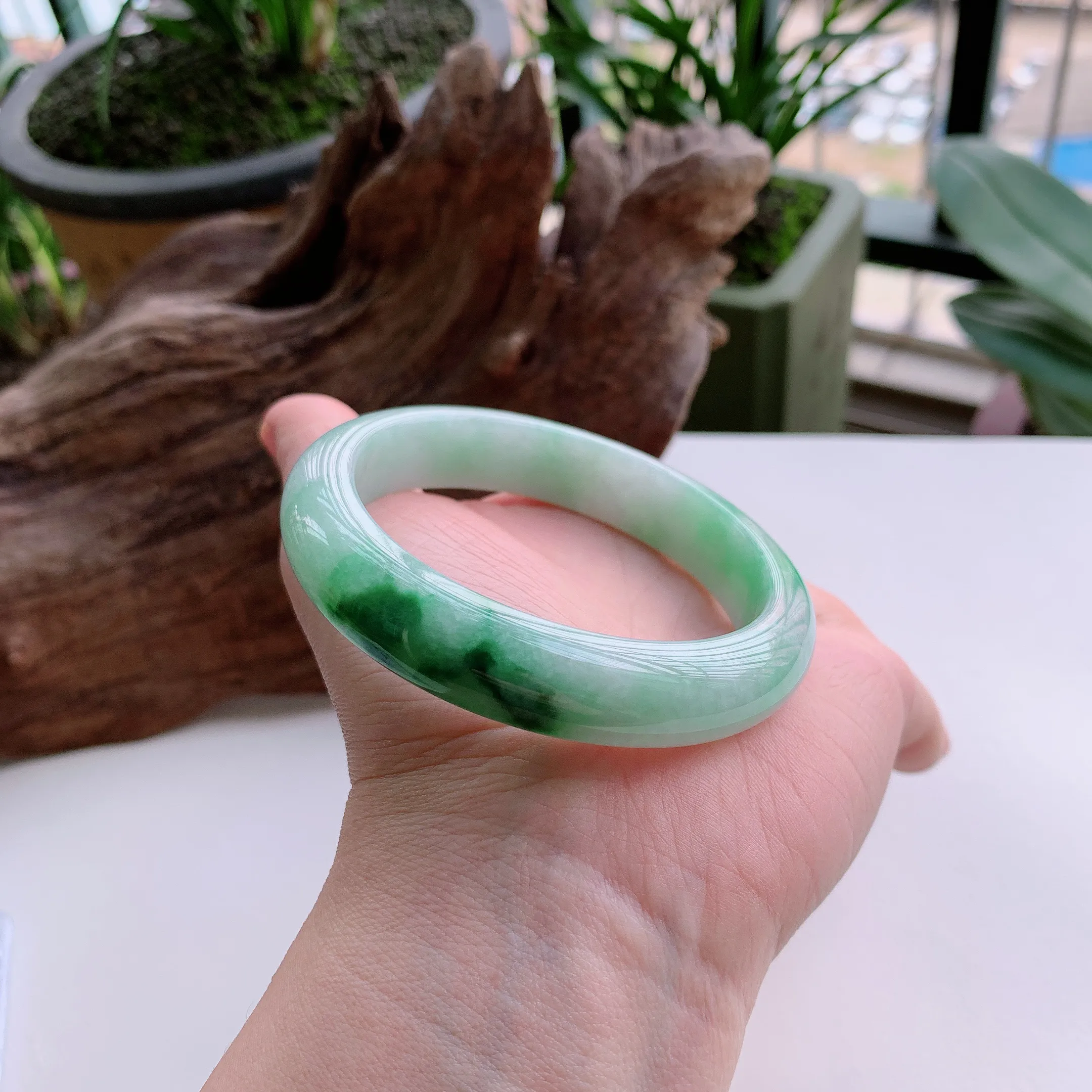 正圈57圈口，天然A货翡翠冰糯种春彩飘阳绿玉手镯，水润秀丽，飘花灵动，种水十足，视觉甜美可人，恰到好处的美，十分高雅耐看，条形优美，上手优雅大方。61.72