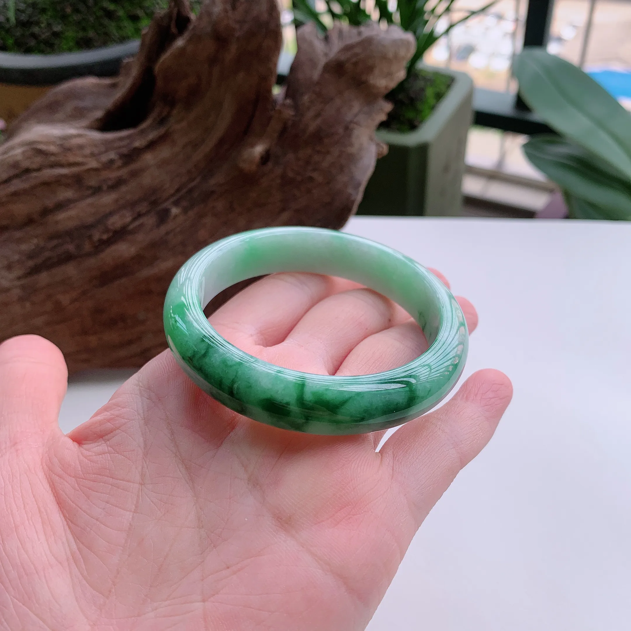 正圈55圈口，天然A货翡翠冰糯种春彩飘阳绿玉手镯，水润秀丽，飘花灵动，种水十足，视觉甜美可人，恰到好处的美，十分高雅耐看，条形优美，上手优雅大方。54.62