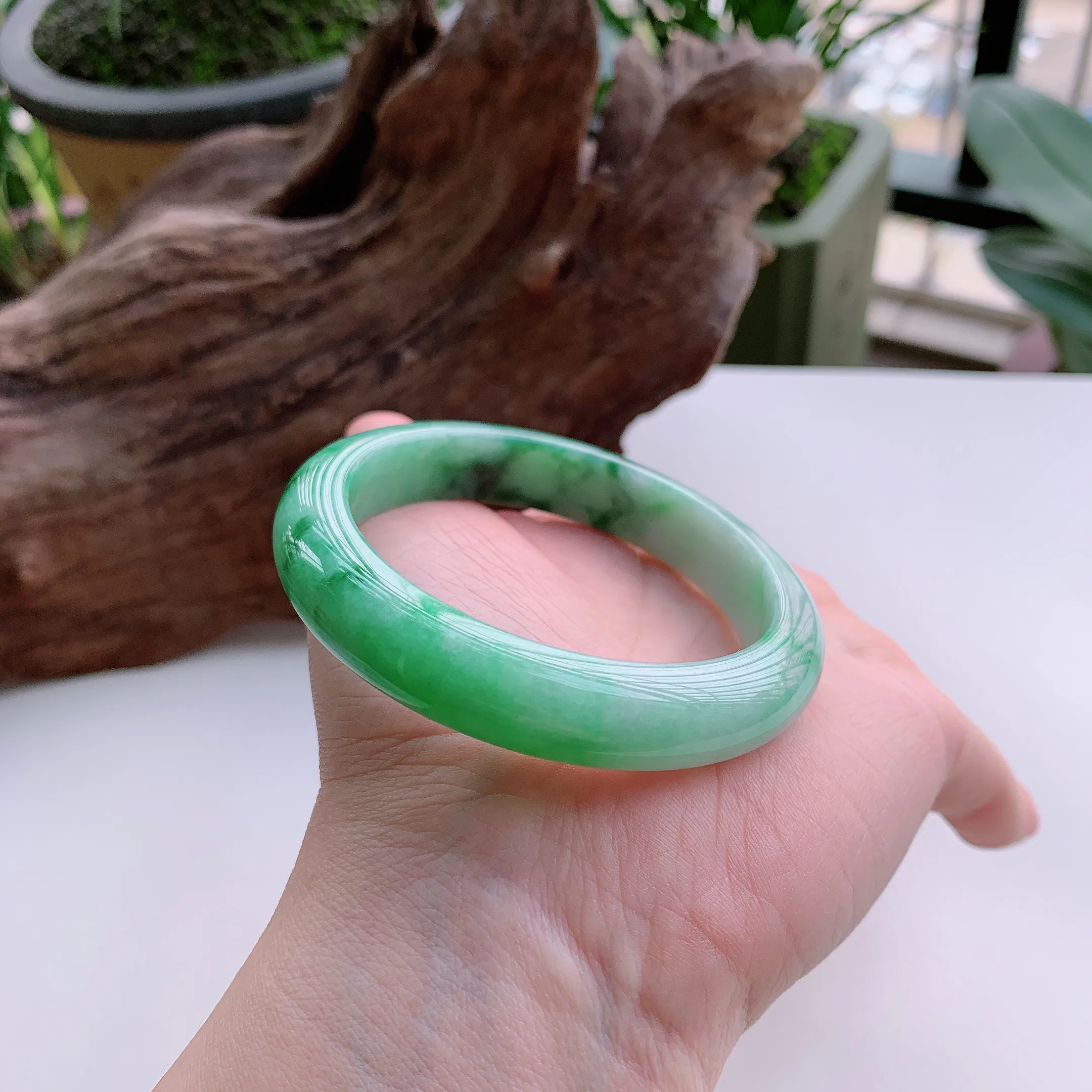 正圈55圈口，天然A货翡翠冰糯种春彩飘阳绿玉手镯，水润秀丽，飘花灵动，种水十足，视觉甜美可人，恰到好处的美，十分高雅耐看，条形优美，上手优雅大方。52.42