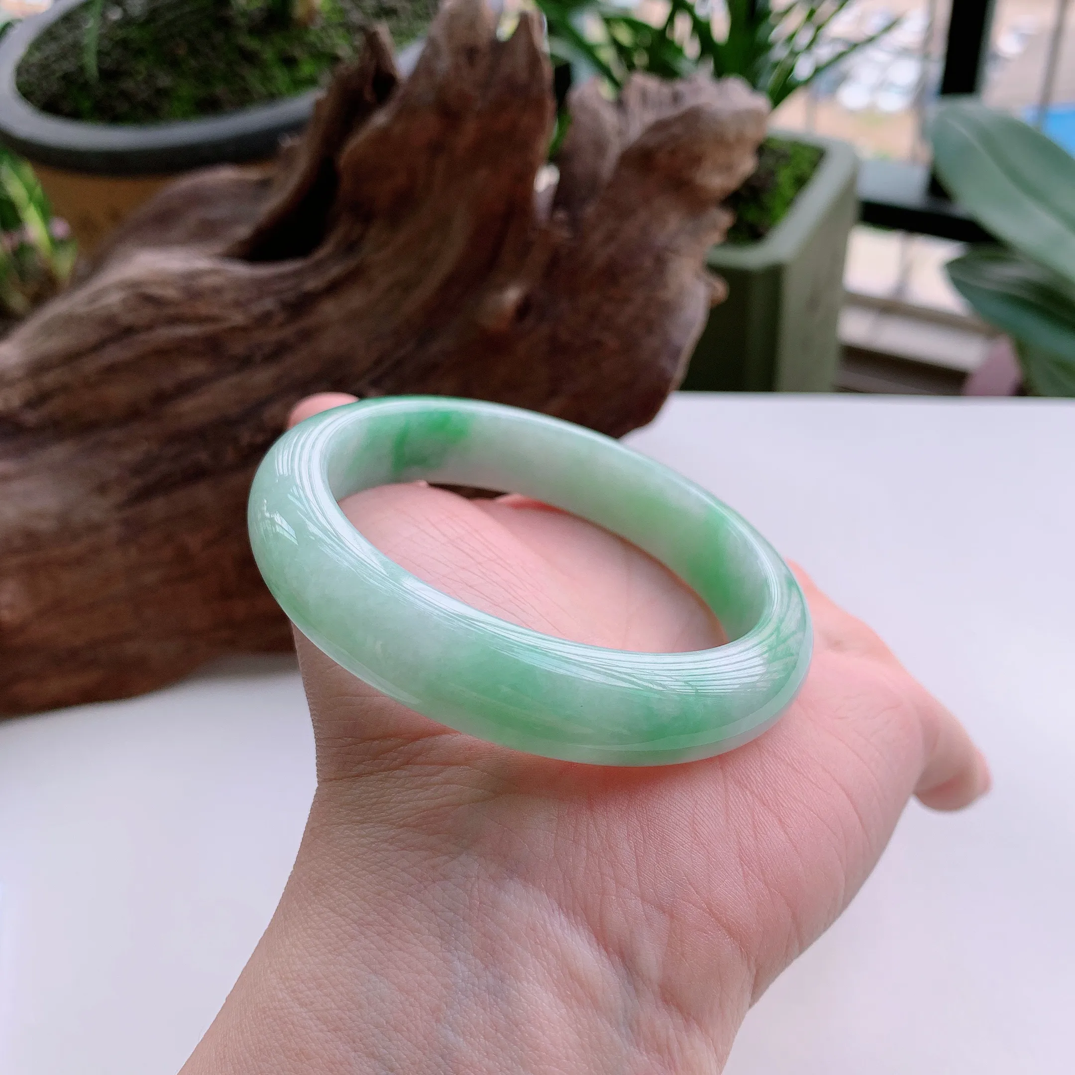 正圈57圈口，天然A货翡翠冰糯种春彩飘阳绿玉手镯，水润秀丽，飘花灵动，种水十足，视觉甜美可人，恰到好处的美，十分高雅耐看，条形优美，上手优雅大方。61.72