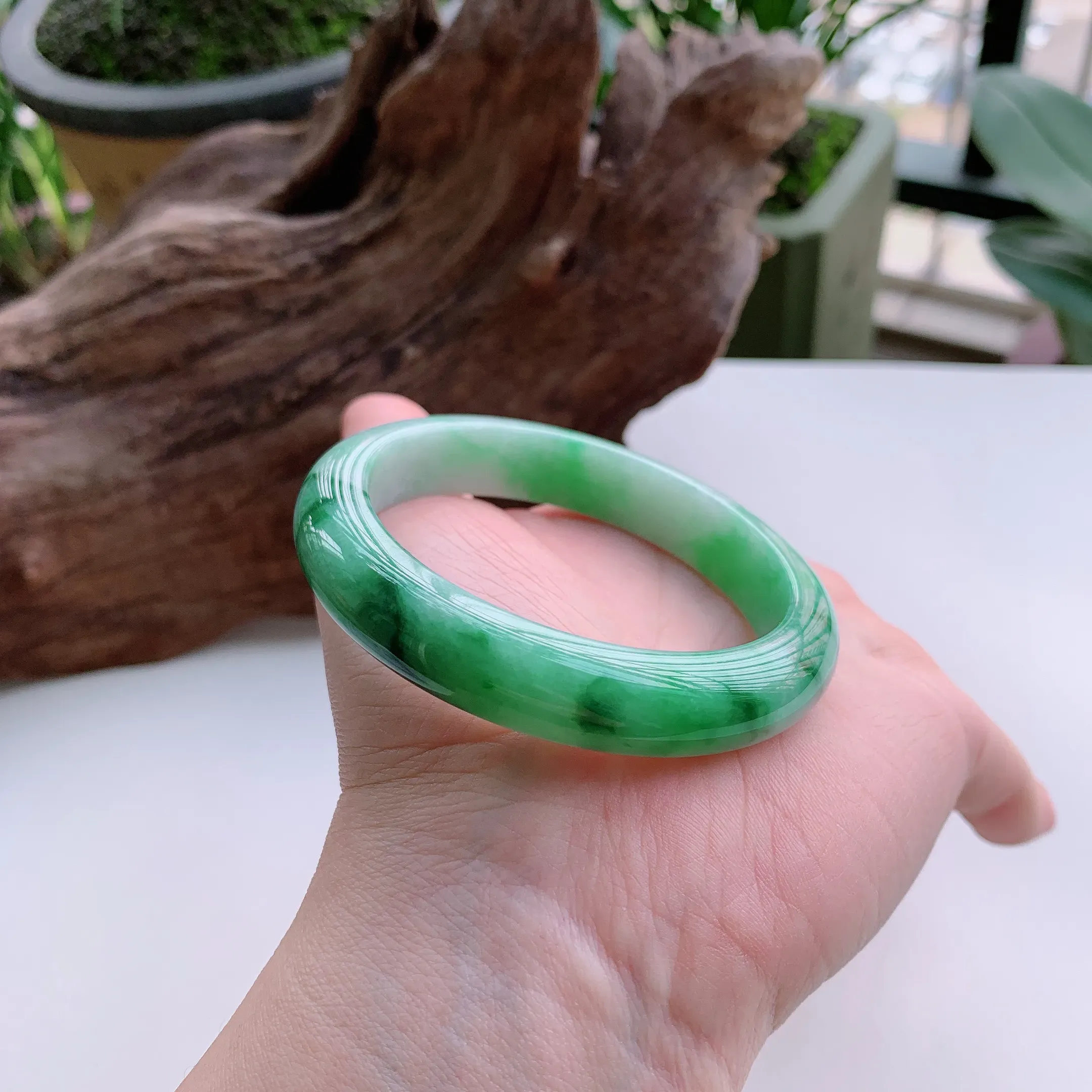 正圈55圈口，天然A货翡翠冰糯种春彩飘阳绿玉手镯，水润秀丽，飘花灵动，种水十足，视觉甜美可人，恰到好处的美，十分高雅耐看，条形优美，上手优雅大方。52.42