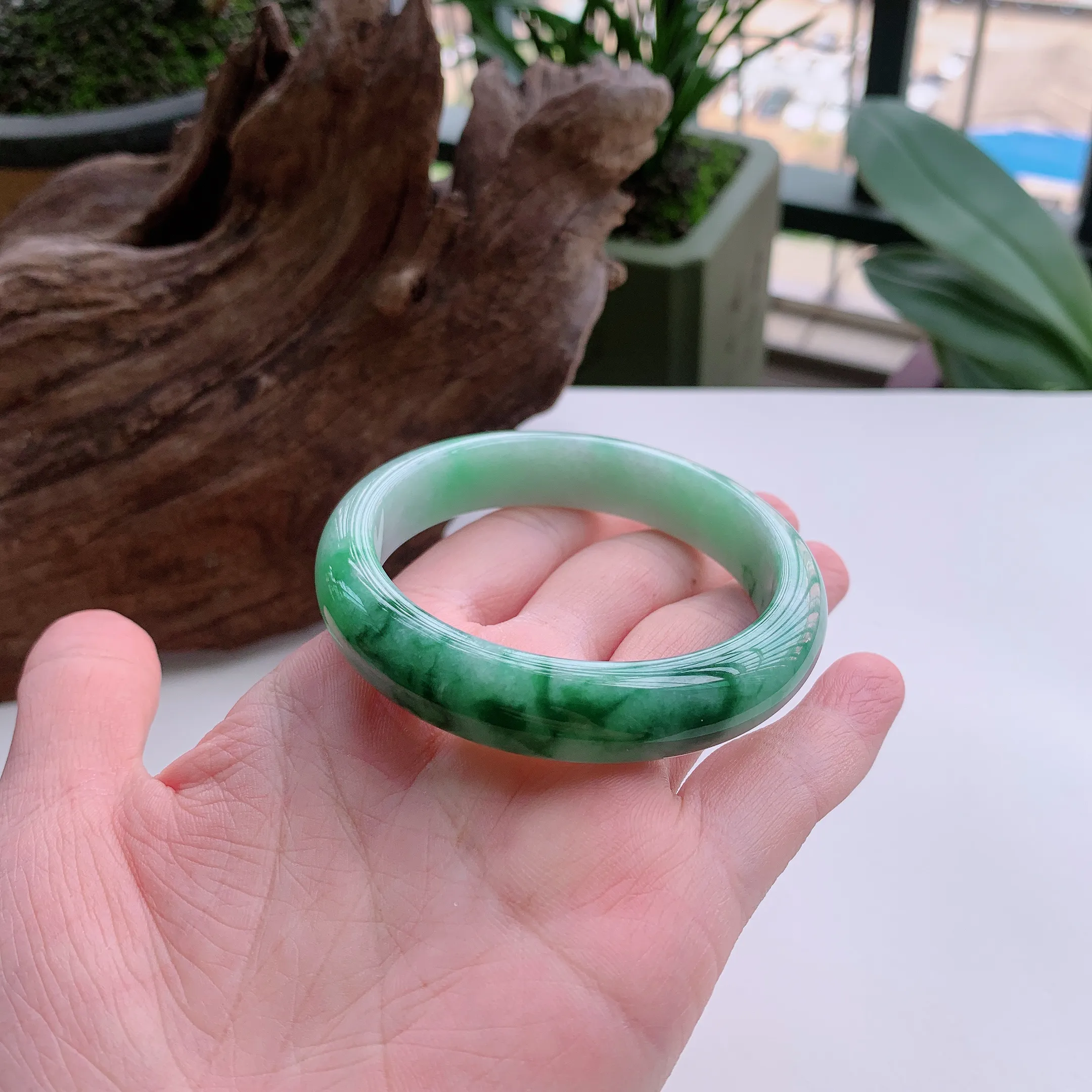 正圈55圈口，天然A货翡翠冰糯种春彩飘阳绿玉手镯，水润秀丽，飘花灵动，种水十足，视觉甜美可人，恰到好处的美，十分高雅耐看，条形优美，上手优雅大方。54.62