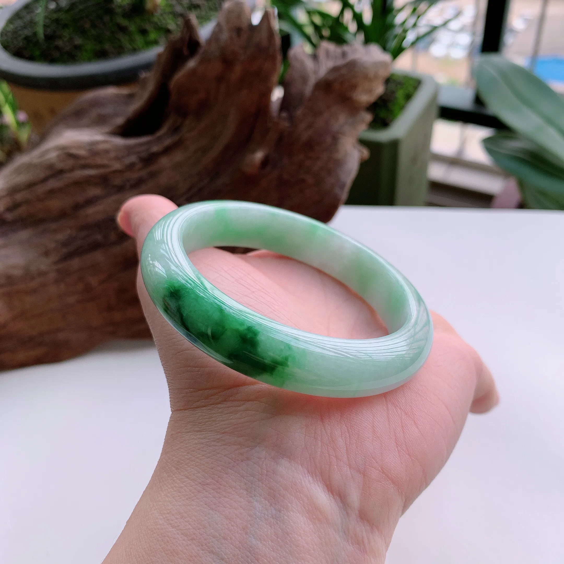 正圈57圈口，天然A货翡翠冰糯种春彩飘阳绿玉手镯，水润秀丽，飘花灵动，种水十足，视觉甜美可人，恰到好处的美，十分高雅耐看，条形优美，上手优雅大方。61.72