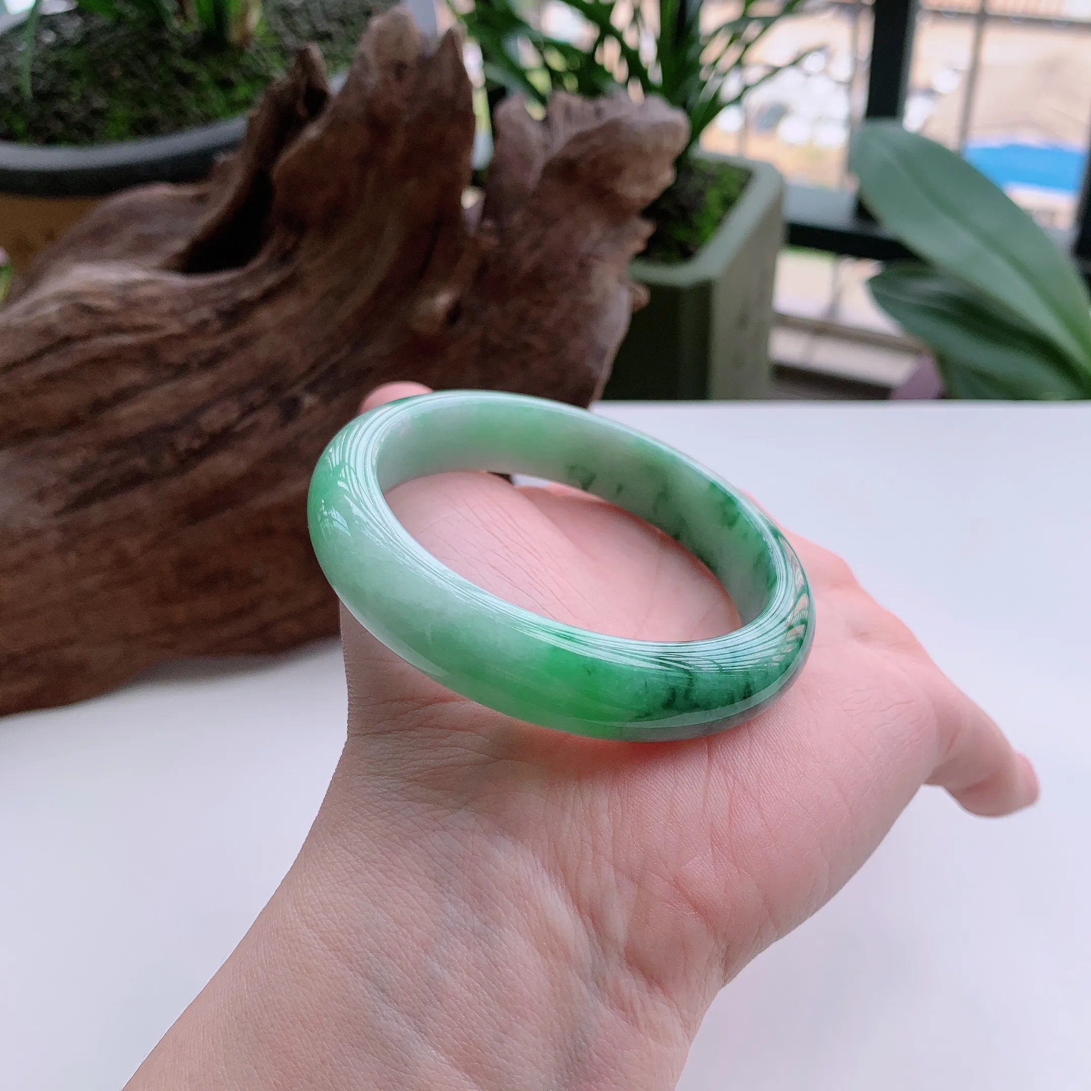 正圈55圈口，天然A货翡翠冰糯种春彩飘阳绿玉手镯，水润秀丽，飘花灵动，种水十足，视觉甜美可人，恰到好处的美，十分高雅耐看，条形优美，上手优雅大方。54.62