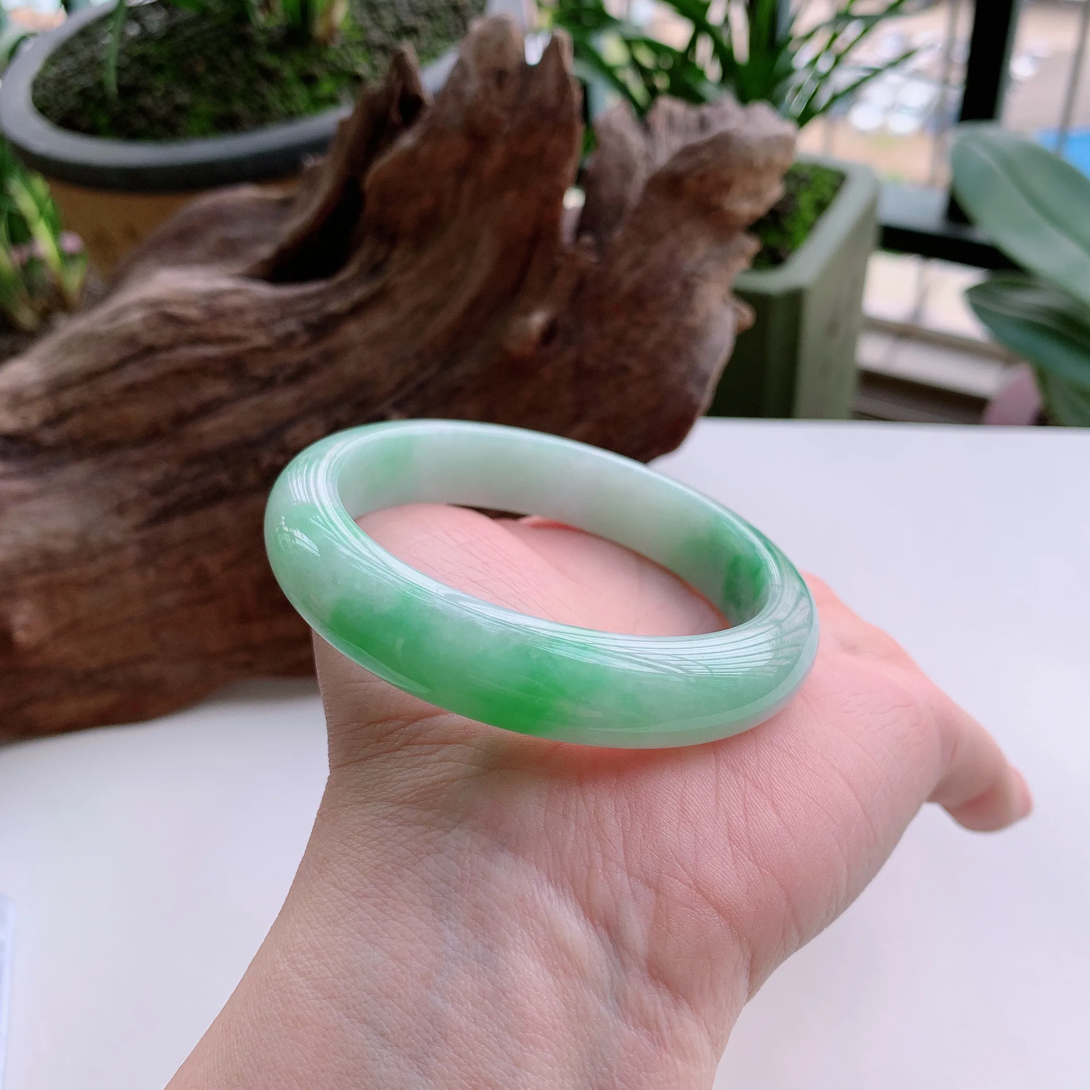 正圈57圈口，天然A货翡翠冰糯种春彩飘阳绿玉手镯，水润秀丽，飘花灵动，种水十足，视觉甜美可人，恰到好处的美，十分高雅耐看，条形优美，上手优雅大方。61.72