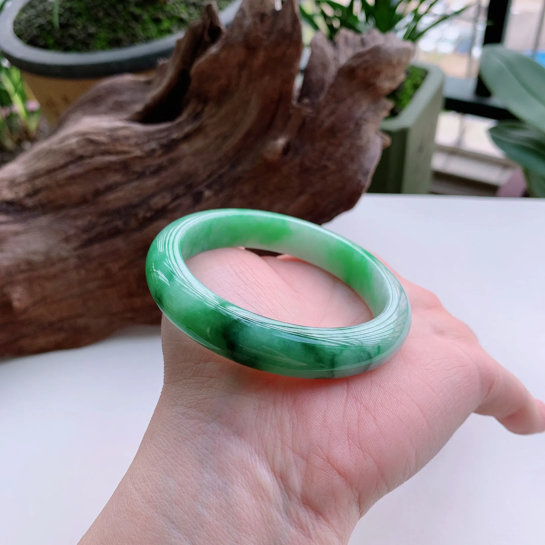 正圈55圈口，天然A货翡翠冰糯种春彩飘阳绿玉手镯，水润秀丽，飘花灵动，种水十足，视觉甜美可人，恰到好处的美，十分高雅耐看，条形优美，上手优雅大方。52.42